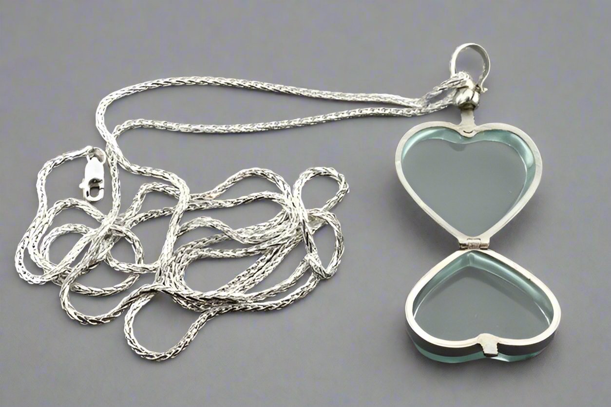 Elegant Glass Heart Locket Pendant on 70cm Espiga Chain - Perfect for Valentine's Gifts, Anniversary Presents & Romantic Occasions