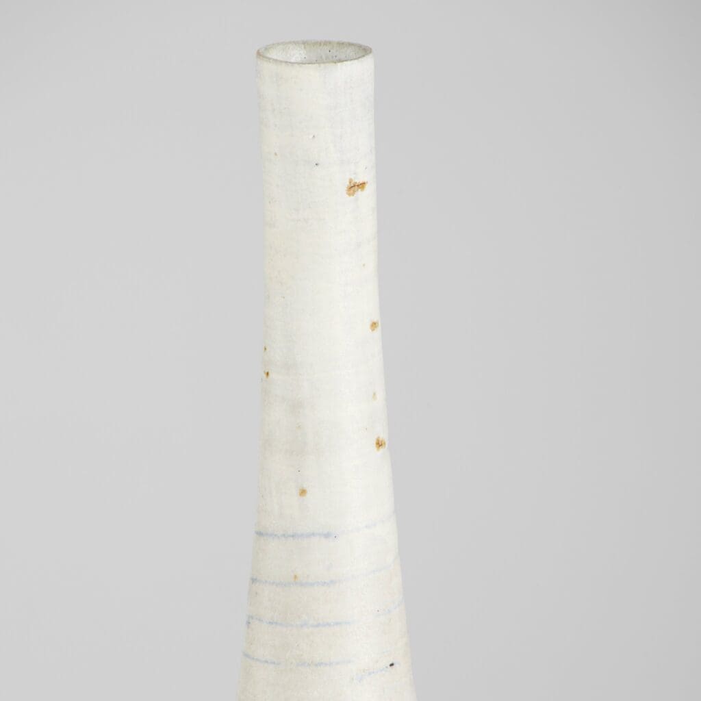Cyan Design 11409 Gannet Vase - Medium Off White Ceramic Vase for Home Decor, Wedding Centerpiece & Floral Arrangements