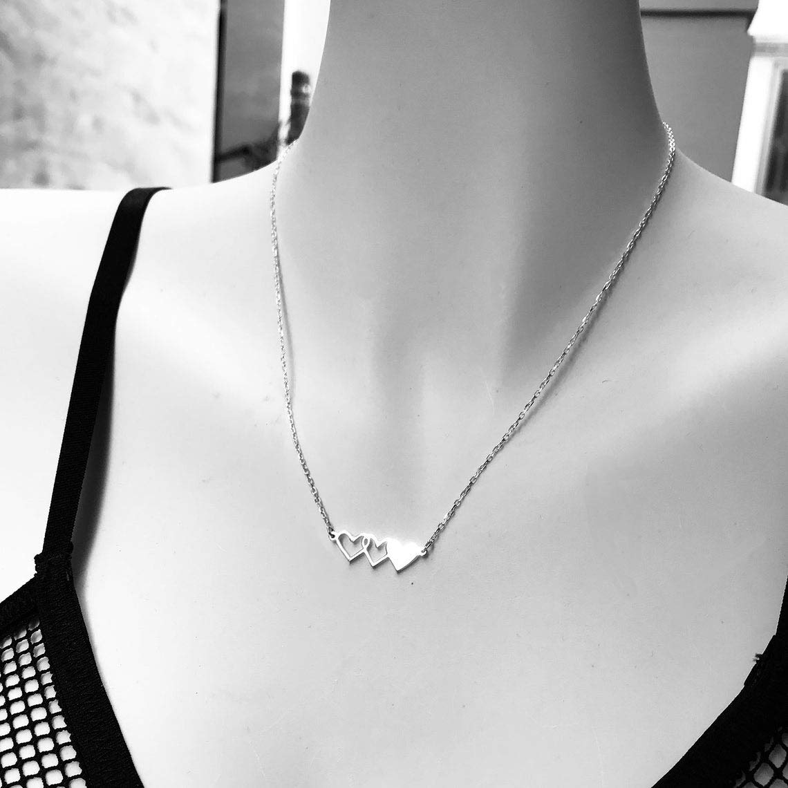 JIAHATE Matching Heart Necklaces for 2 - Best Friend & Sister Jewelry Set, BFF Pendant Necklaces for Women, Friendship Gifts for Couples, Family & Loved Ones - Perfect for Anniversaries, Birthdays and Special Occasions