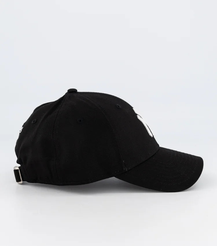New Era New York Yankees Black 9FORTY Adjustable Baseball Cap - Official MLB Licensed Snapback Hat for Men & Women - Perfect for Sports Fans, Streetwear Fashion and Outdoor Activities