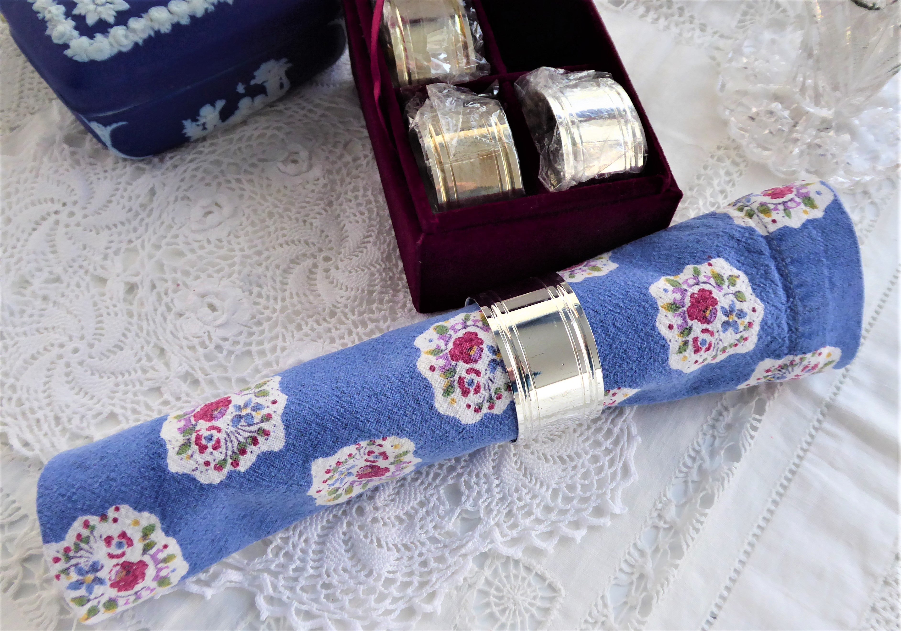 Godinger Silver Plated Engraved Napkin Rings Set of 4 - Elegant Tableware for Weddings & Dinner Parties - Comes in Velvet Gift Box