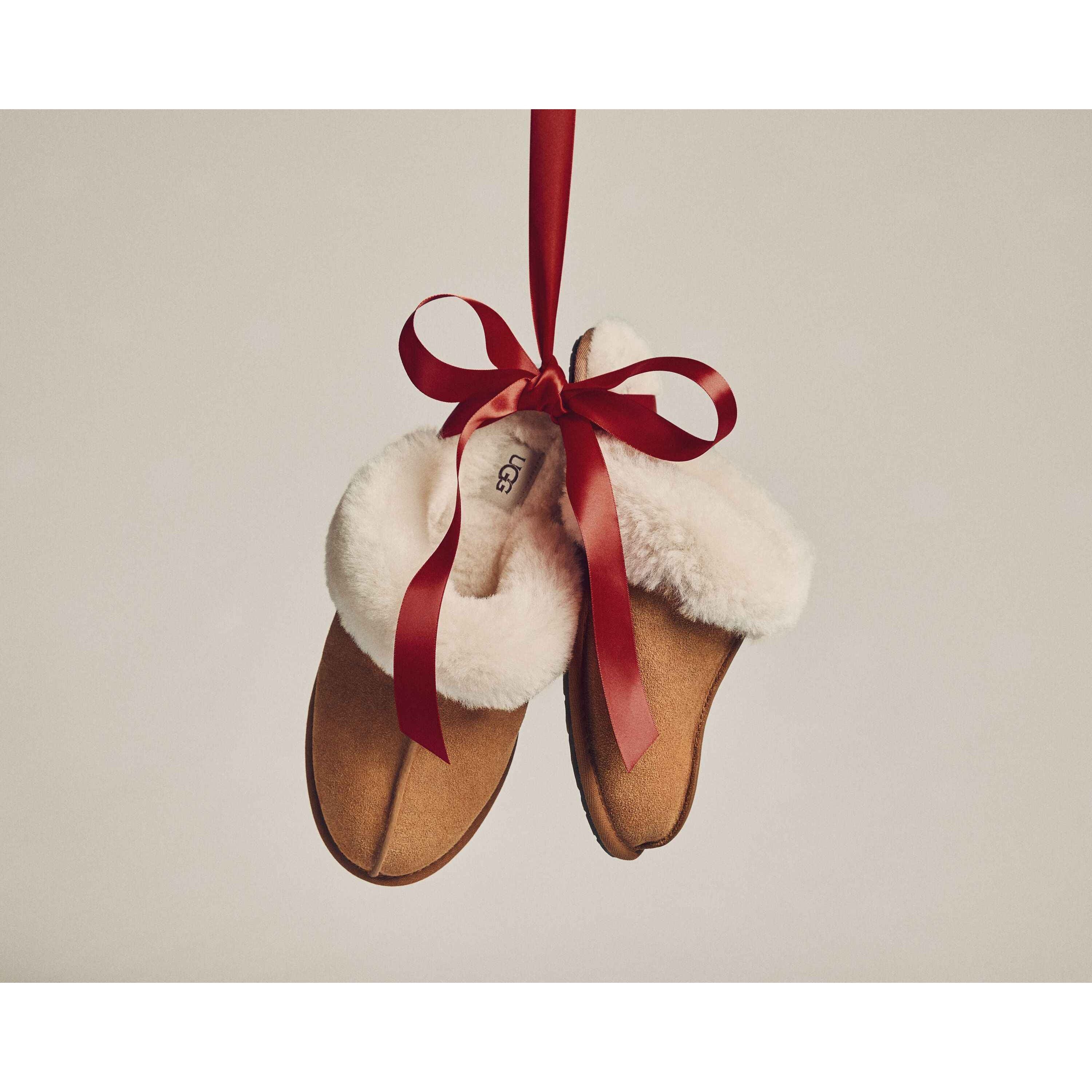 UGG Women's Scuffette II Slipper - Cozy Indoor/Outdoor House Shoes with Soft Fleece Lining in Chestnut Brown - Perfect for Winter Comfort at Home & Quick Errands