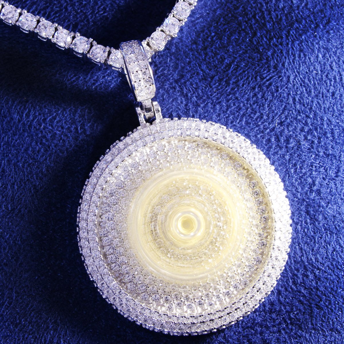 69 Two Tone Circle Spinner Pendant Chain - Hip Hop Jewelry for Rappers & Music Lovers - Perfect for Concerts, Streetwear Fashion & Gift Giving