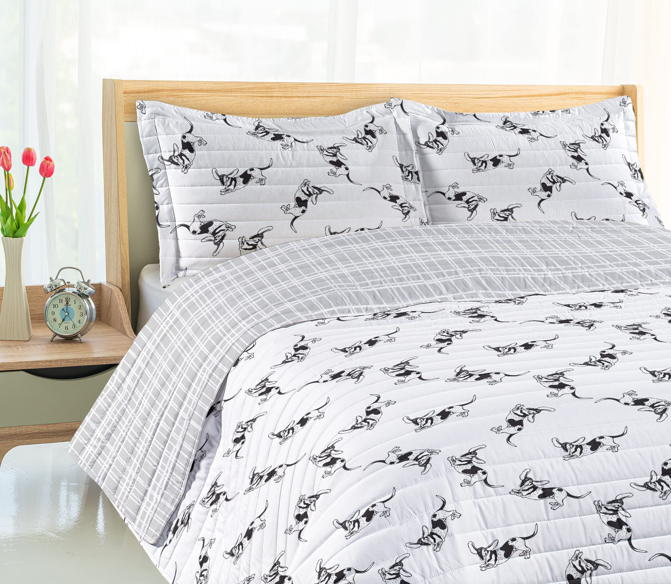 Ambesonne Reversible Basset Hound Bedspread Set - Monochrome Hand-Drawn Dog Pattern Microfiber Comforter with Pillow Shams, Queen Size Black & White - Perfect for Pet Lovers' Bedroom Decor & Cozy Home Styling