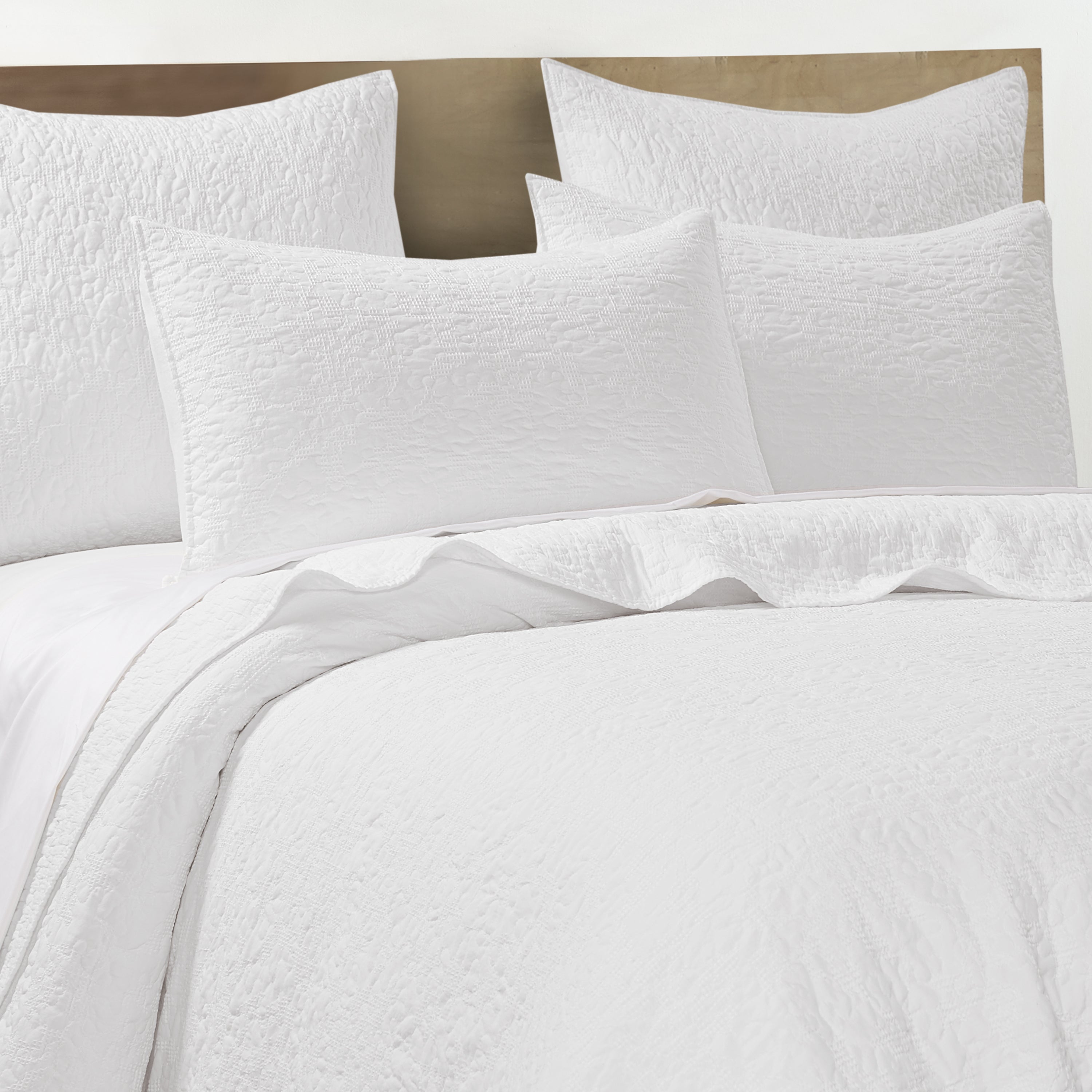 Emory White Quilt Set - Queen Size Bedding with Soft Microfiber - Luxury Quilted Coverlet for Bedroom Decor - Perfect for Master Bedroom, Guest Room & Cozy Home Styling