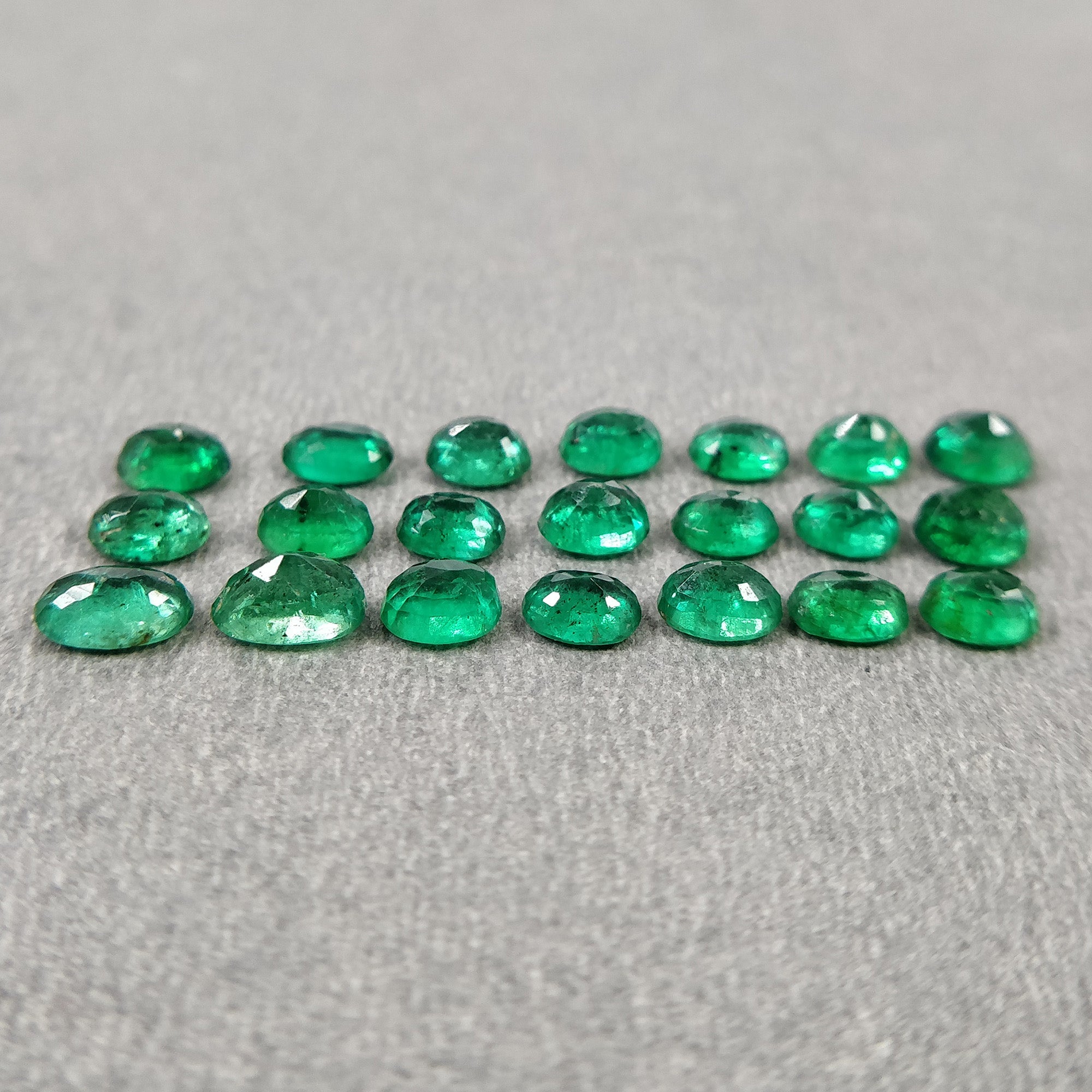 Natural Untreated Green Emerald Gemstone - 3.73cts Oval Cut (4x3mm & 5x3mm) 21pcs | Unheated Colombian Emerald for Jewelry Making, Engagement Rings & Luxury Gifts
