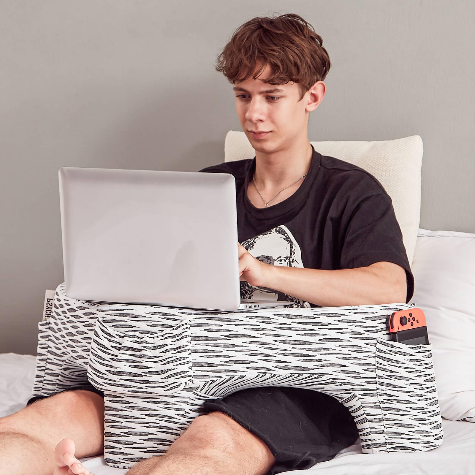 Heart-Shaped Reading Pillow with Lap Desk - Soft Gaming & Book Cushion for Bed, Sofa & Floor - Black & White Stripes - Perfect for Reading, Working & Relaxing at Home