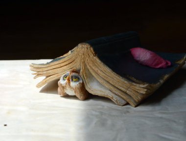 Miniature Cat with Book Statue - Cute Book Lover Figurine for Home Decor, Office Desk, and Bookshelf Display | Perfect Gift for Readers and Cat Lovers