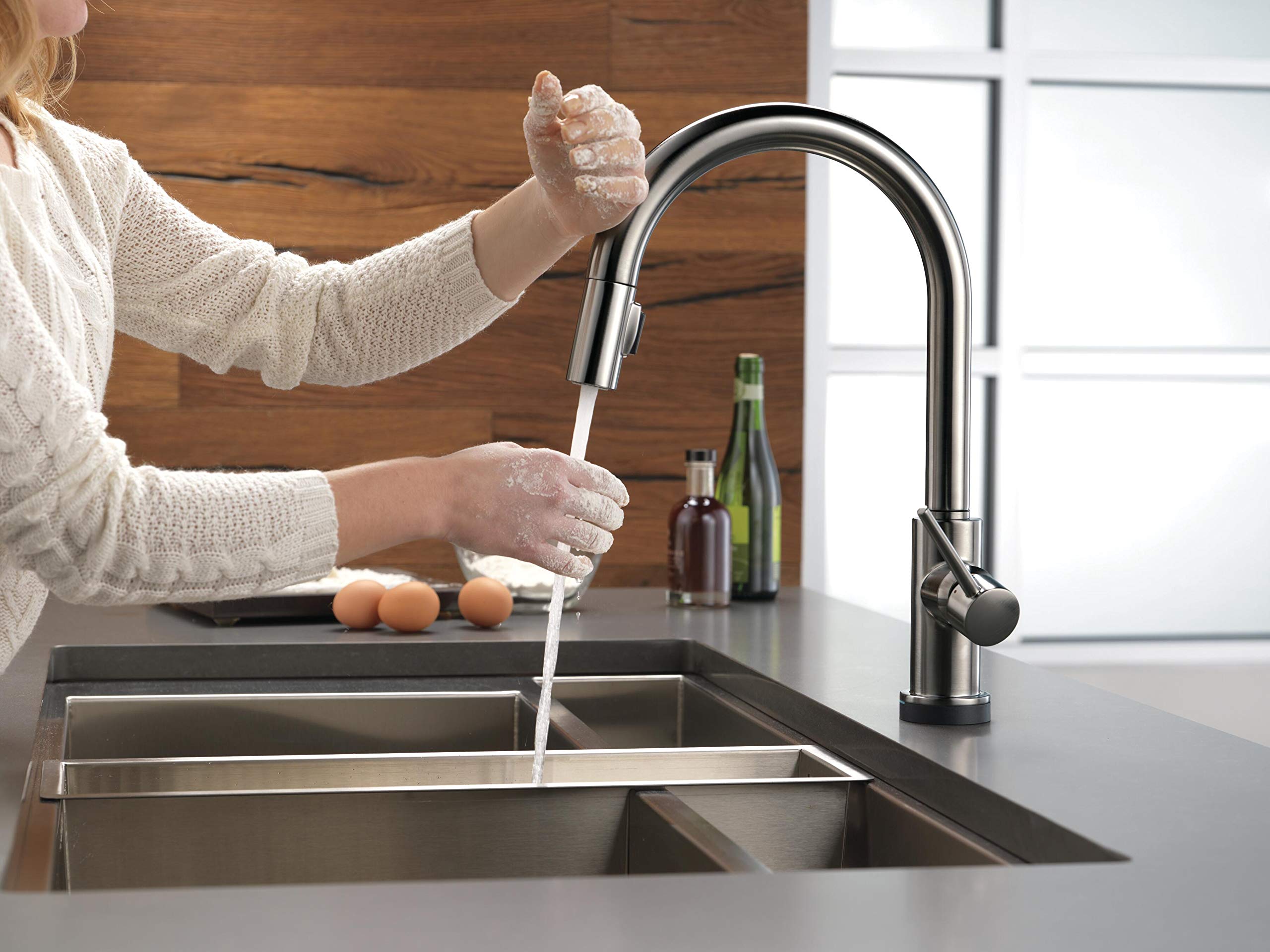 DELTA Trinsic Single-Handle Touch Kitchen Faucet with Pull Down Sprayer - Black Stainless Steel, Touch2O Technology, Magnetic Docking Spray Head & Built-In Soap Dispenser | Perfect for Modern Kitchens, Food Prep & Dishwashing