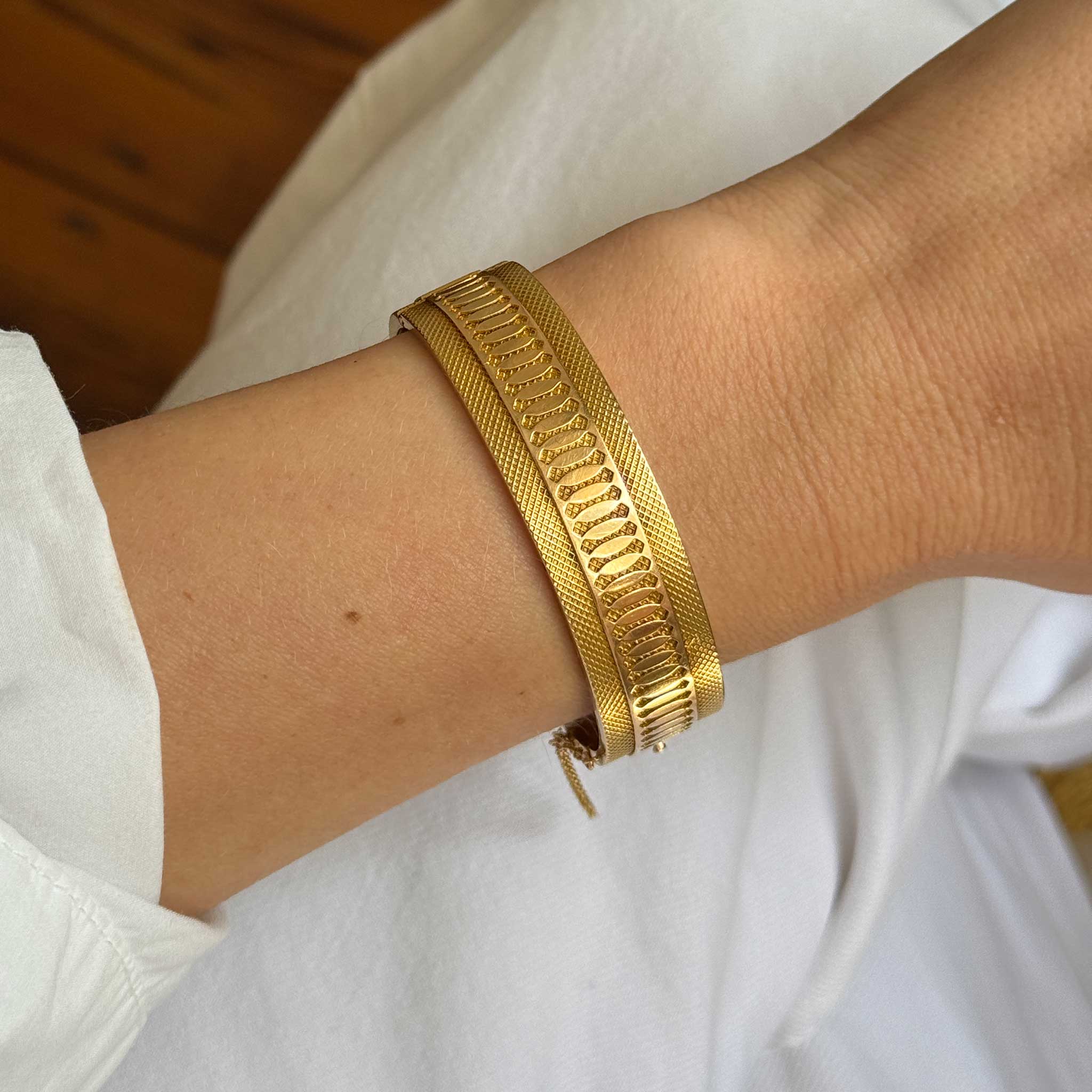 Vintage 18K Gold Waffle Cone Textured Bangle Bracelet for Women - Elegant Stackable Jewelry for Everyday Wear & Special Occasions