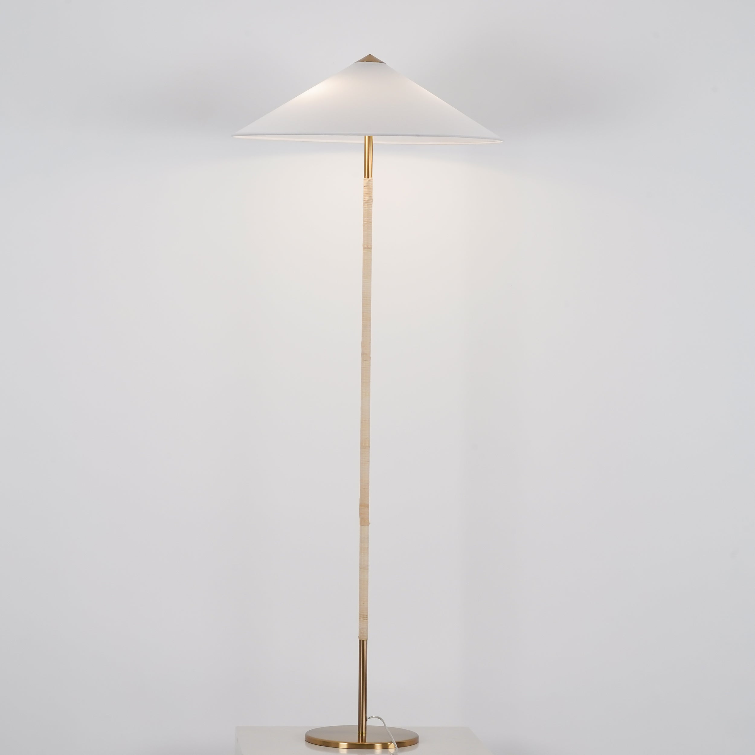 Modern Chinese Hat Floor Lamp - Stylish Rattan Shade for Living Room, Bedroom & Office Decor - Perfect for Cozy Ambiance and Reading Nook Lighting