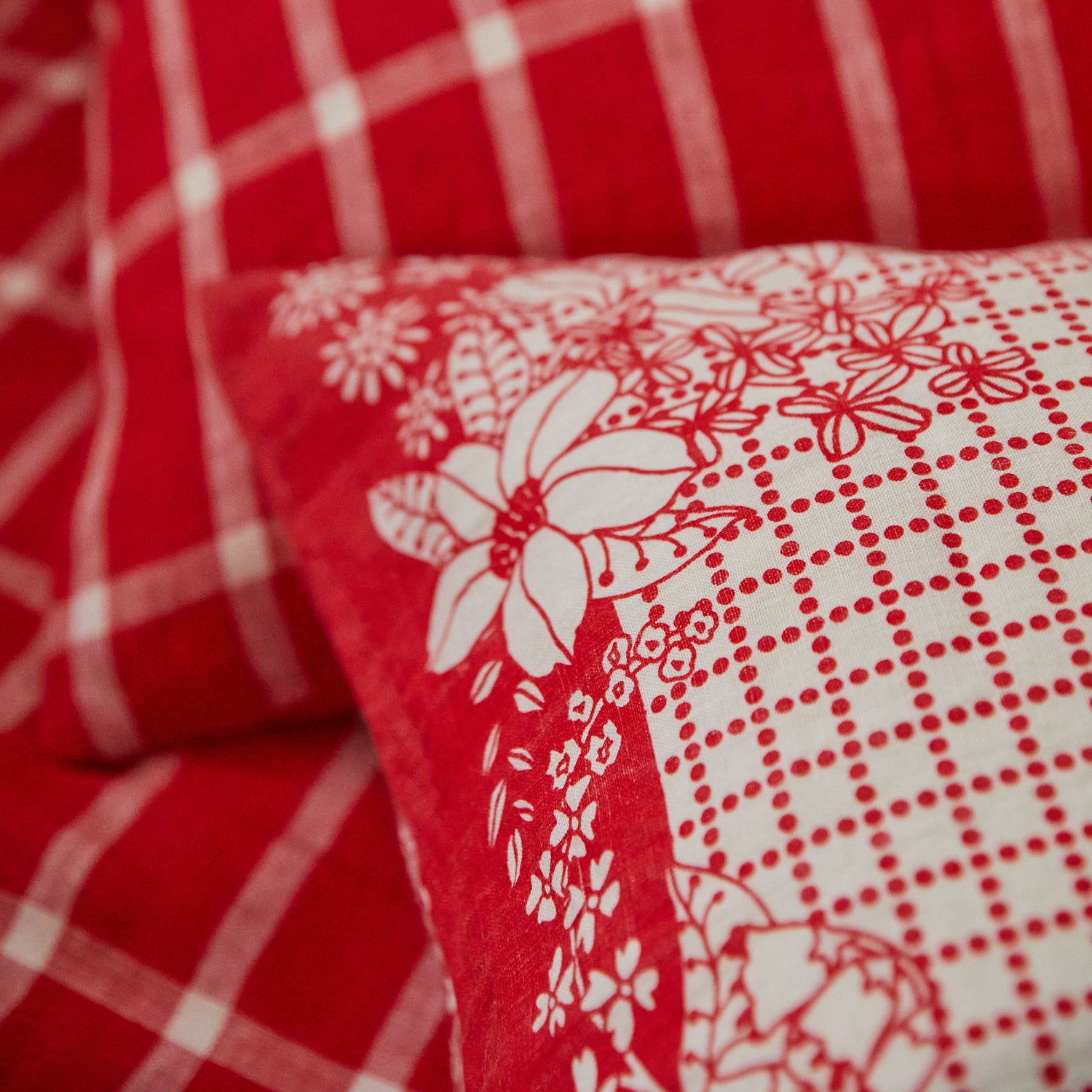 Premium Mallorie Linen Pillowcase Set - 2 Pack Scarlet Red - Soft Breathable Bedding for Better Sleep - Perfect for Home, Hotel & Airbnb Use