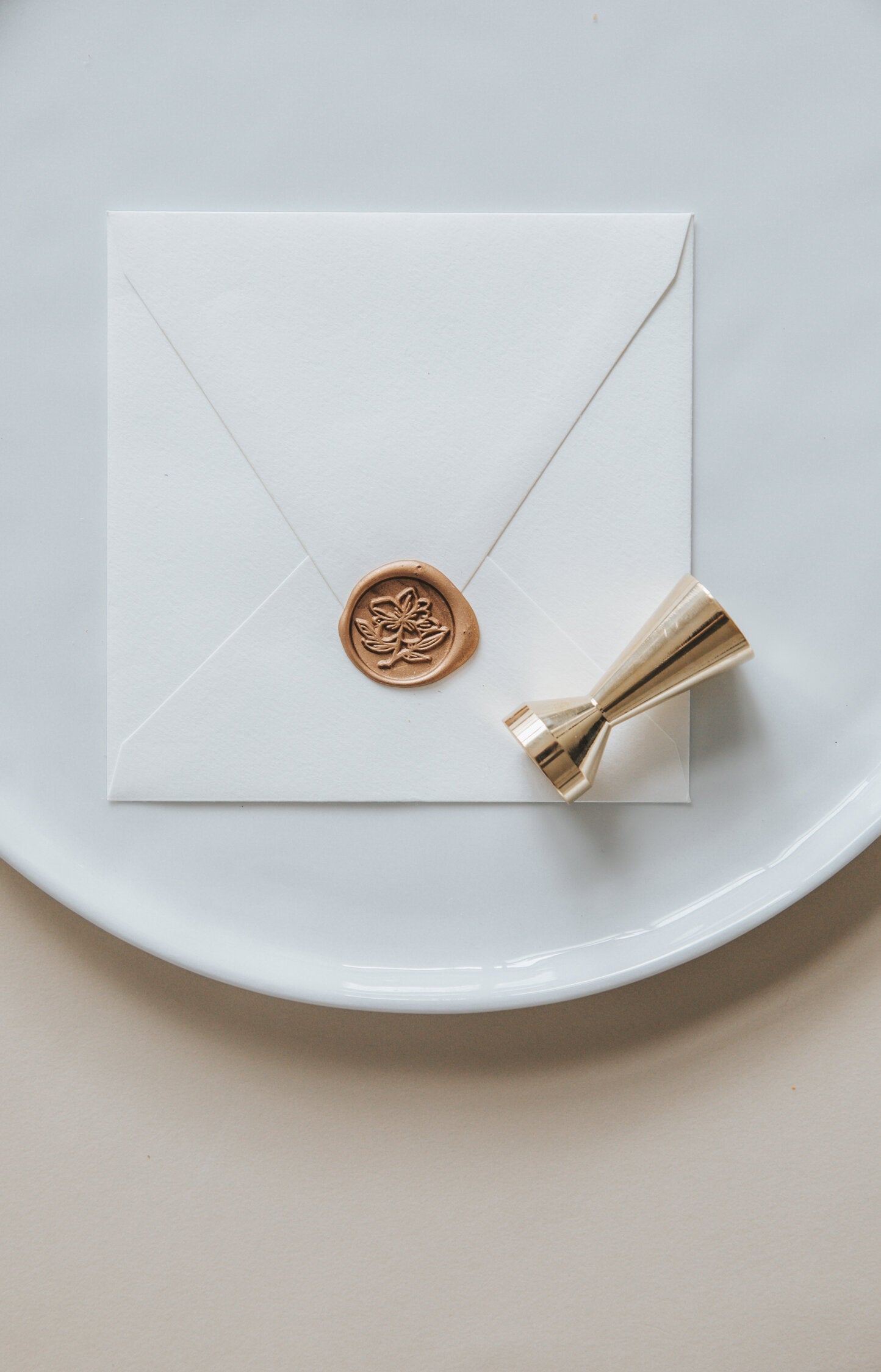 Magnolia Wax Seal Stamp Kit - Elegant Personalized Wax Seal Stamps for Wedding Invitations, Letters & DIY Crafts - Vintage Wax Seal Stamp with Custom Initials & Floral Design
