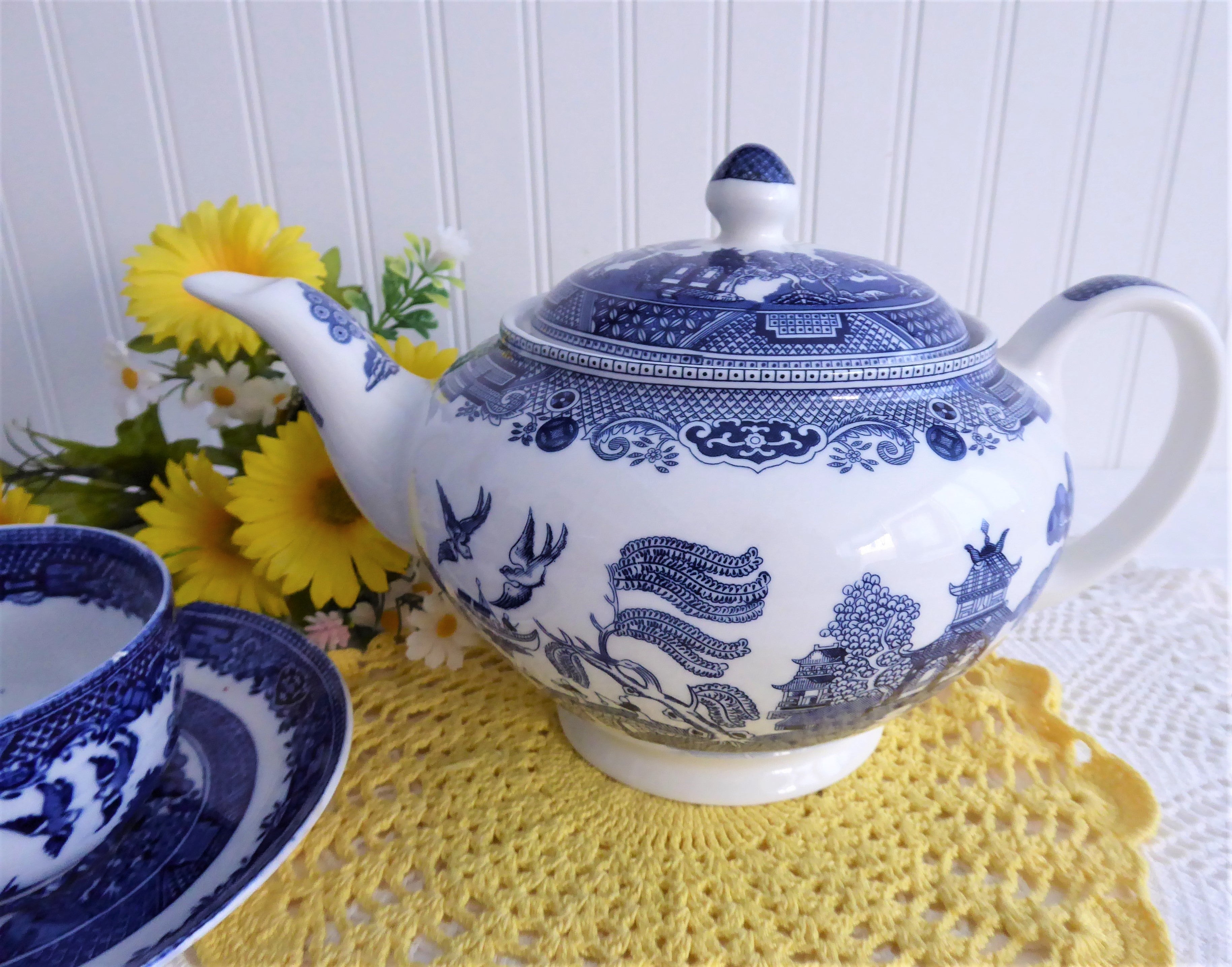 Johnson Brothers Blue Willow Teapot - Large 12 Cup Blue and White Porcelain Teapot with Classic Willow Pattern, Perfect for Afternoon Tea, Gifts, and Vintage Collection