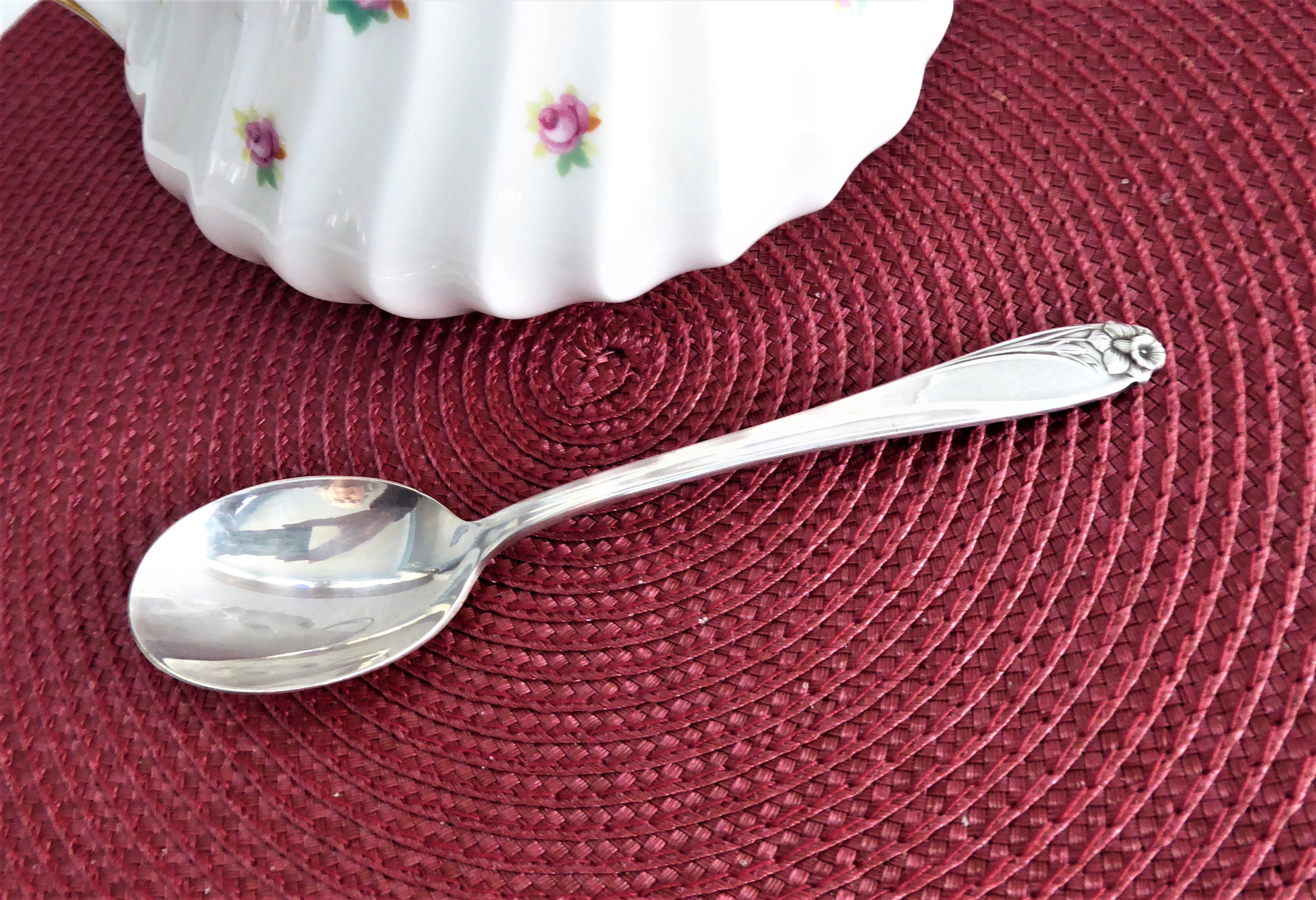 Vintage 1950s Daffodil Rogers 1847 USA Sugar Spoon - Antique Silver Sugar Shell by International Silver - Perfect for Tea Parties, Coffee Service & Collectible Display