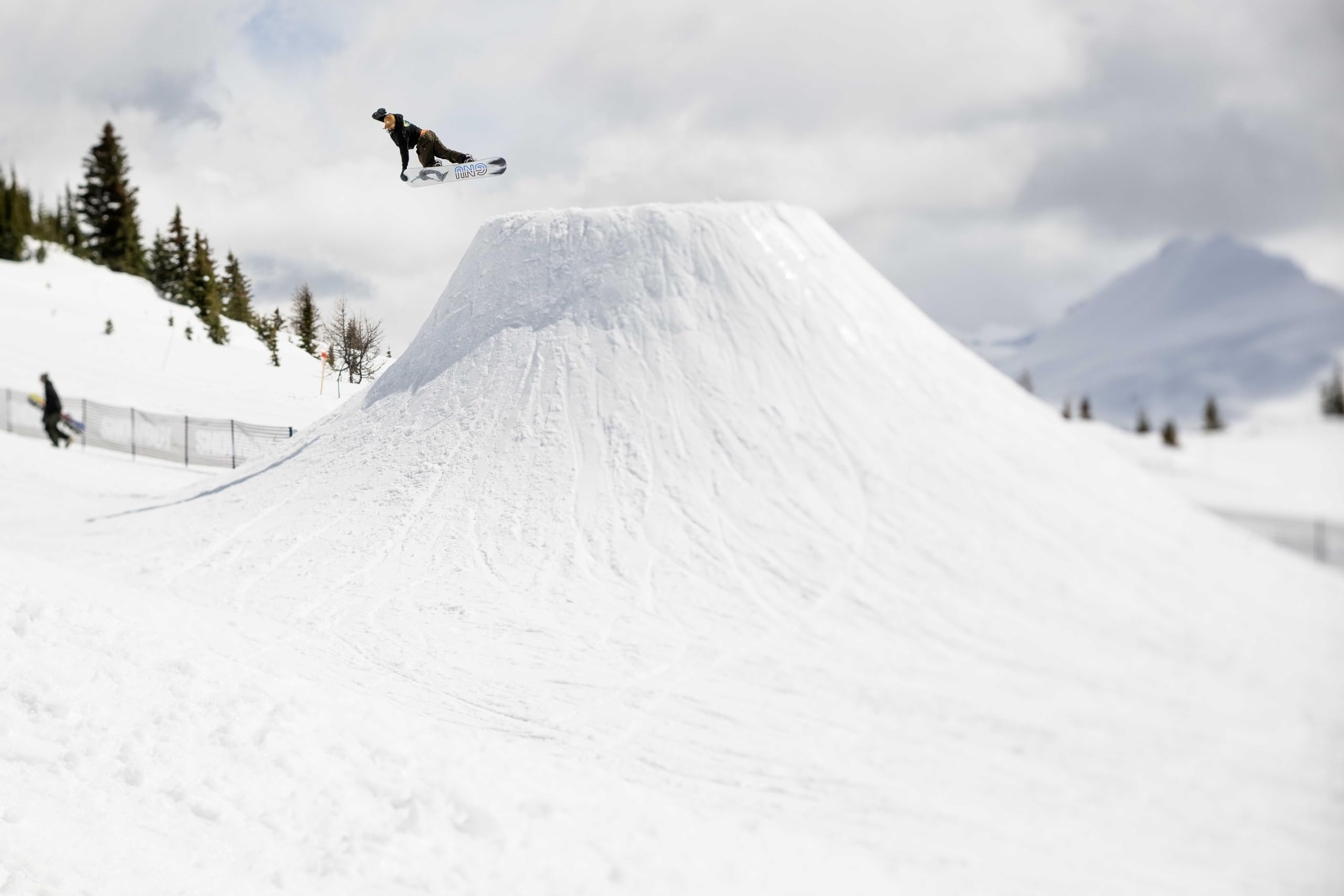 Gnu GWO Men's Snowboard - Freestyle & All-Mountain Performance for Powder, Park & Pipe - Perfect for Snowboarding Enthusiasts & Winter Sports Lovers