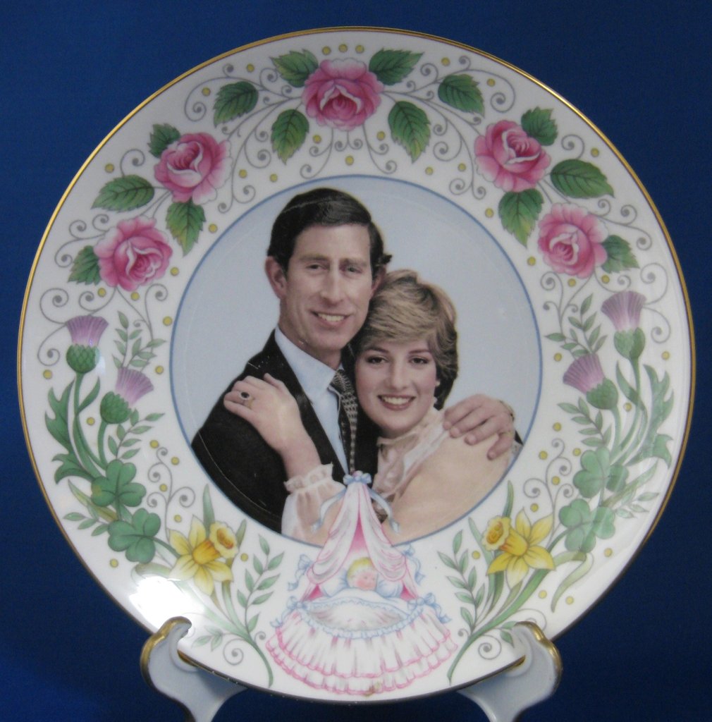 Prince William Birth Plate 1982 - Bone China Commemorative Plate by Crown Staffordshire England - Royal Collectible for Birthdays, Anniversaries & British Royal Family Memorabilia Displays
