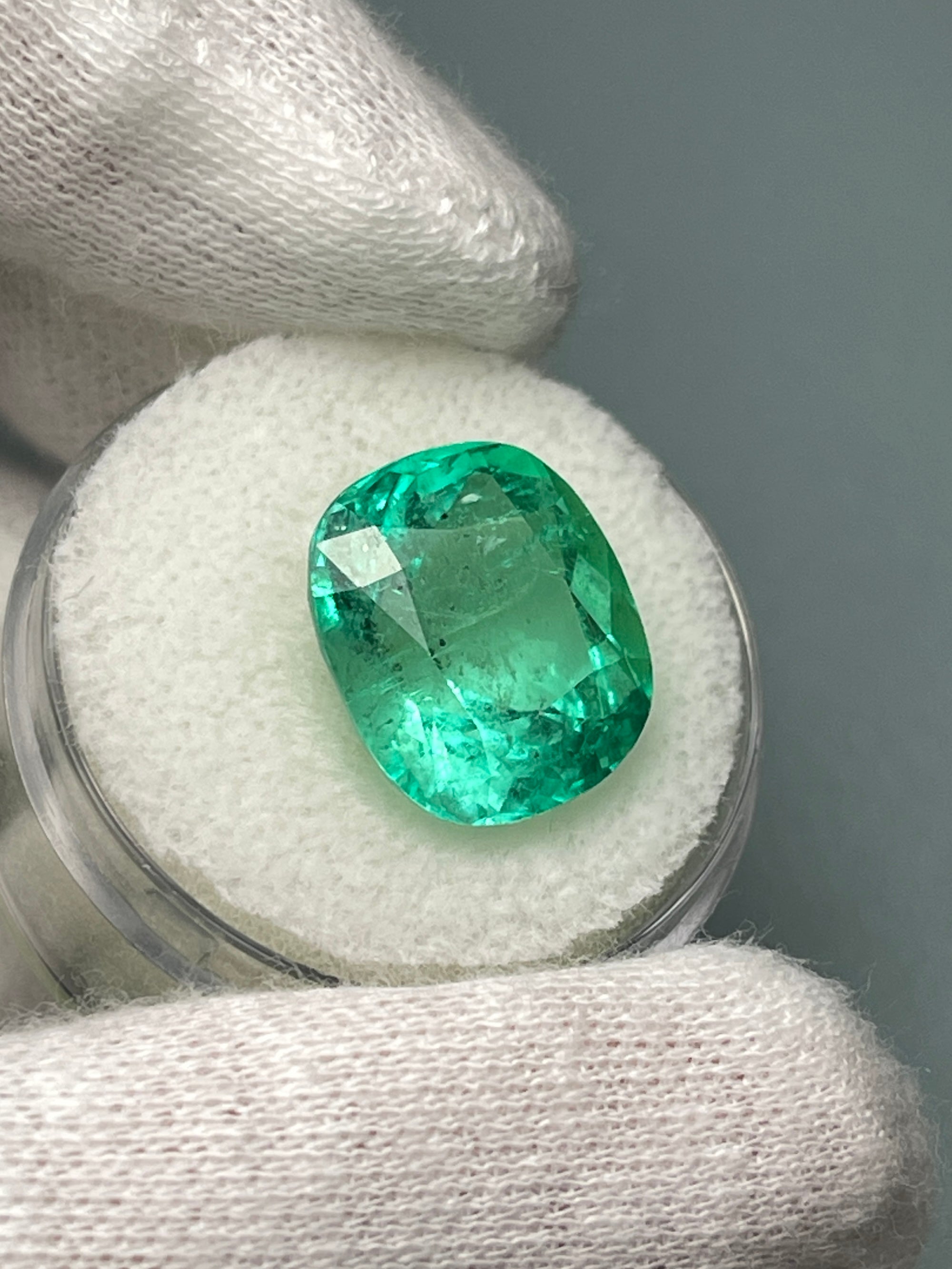9.89 Carat 14x12mm Spring Green Natural Loose Colombian Emerald Cushion Cut Gemstone for Jewelry Making, Engagement Rings & Luxury Gifts