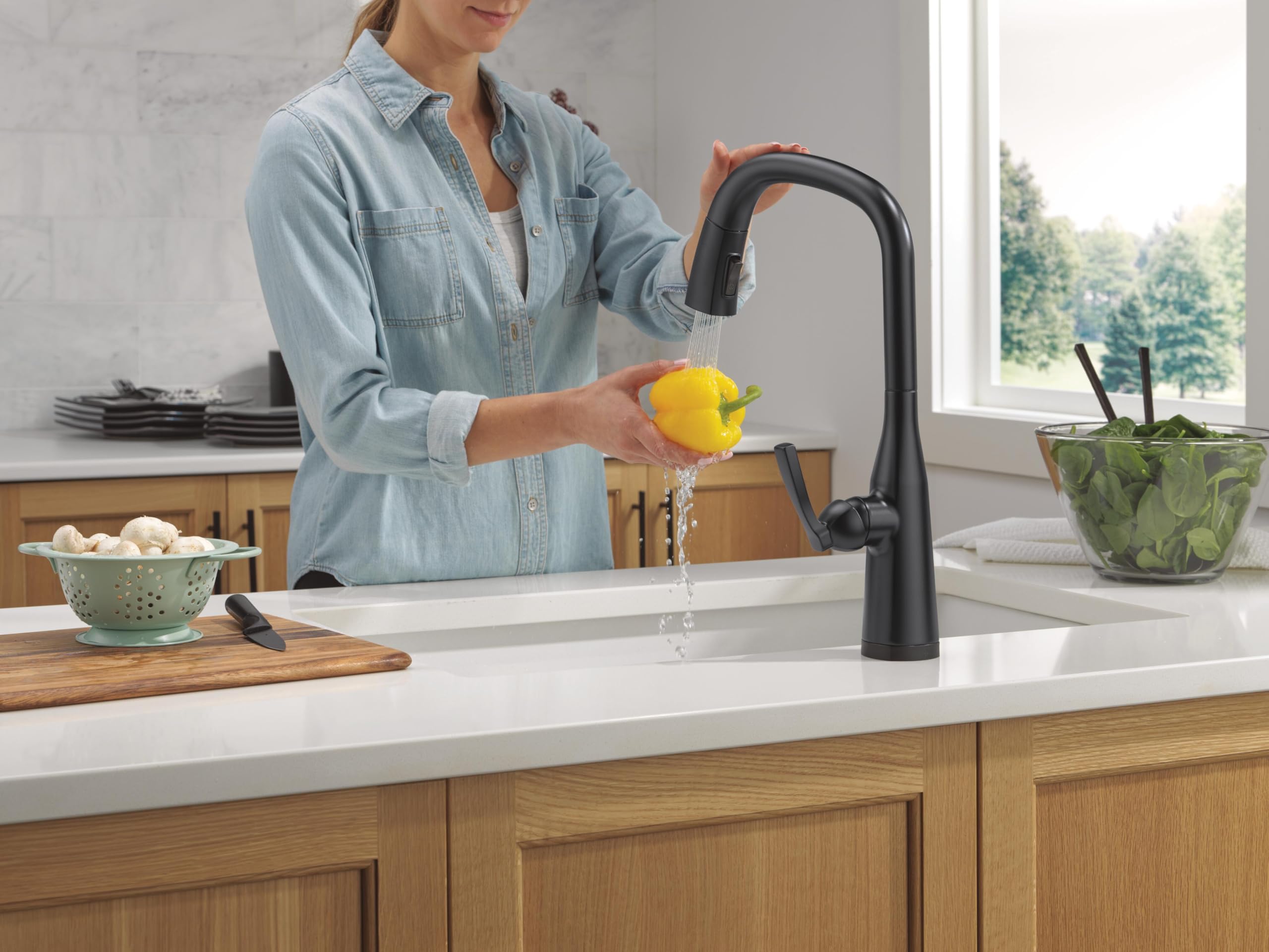 Delta 9176TLV-BL-DST Smart Kitchen Faucet - Voice Activated & Touchless Matte Black Faucet with Pull Down Sprayer for Modern Kitchens | Ideal for Hands-Free Cooking, Dishwashing & Food Prep