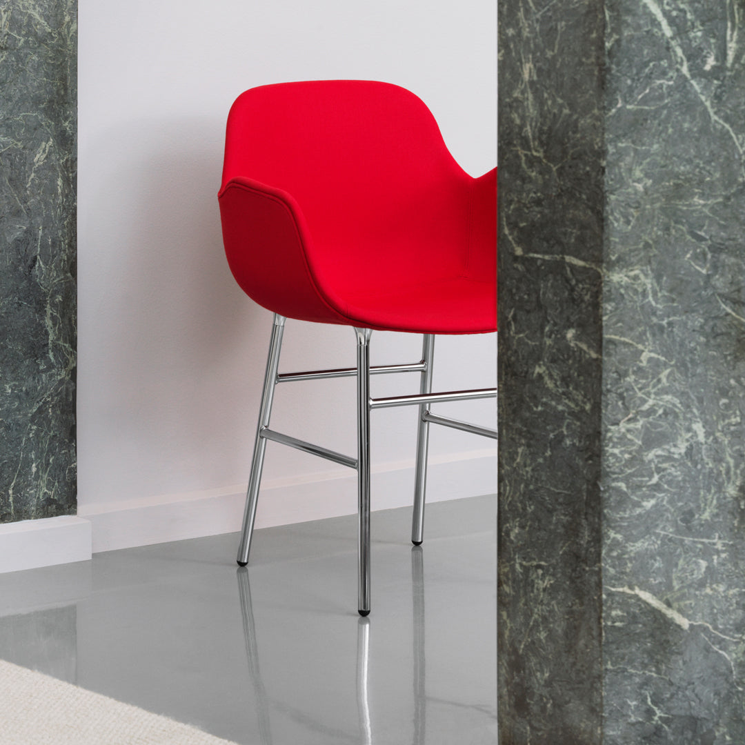Modern Form Armchair with Sturdy Metal Legs & Soft Upholstery - Perfect for Living Room, Office, or Reading Nook