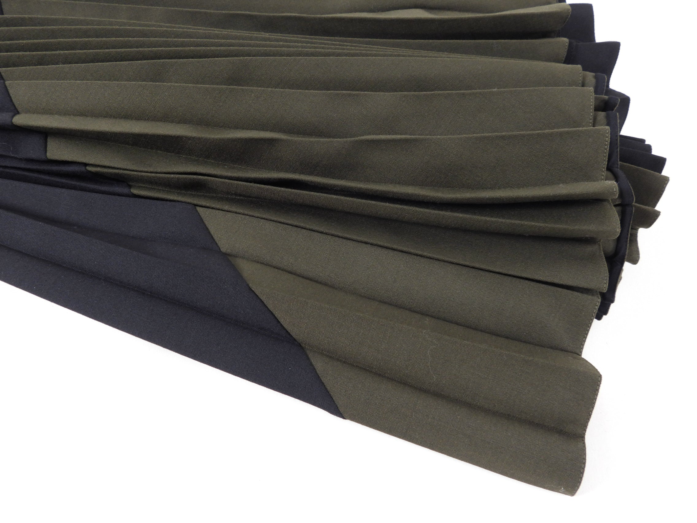 Fendi Black and Olive Green Pleated Midi Skirt - Size IT42 / US6 / Medium - Perfect for Office Wear, Cocktail Parties & Date Nights