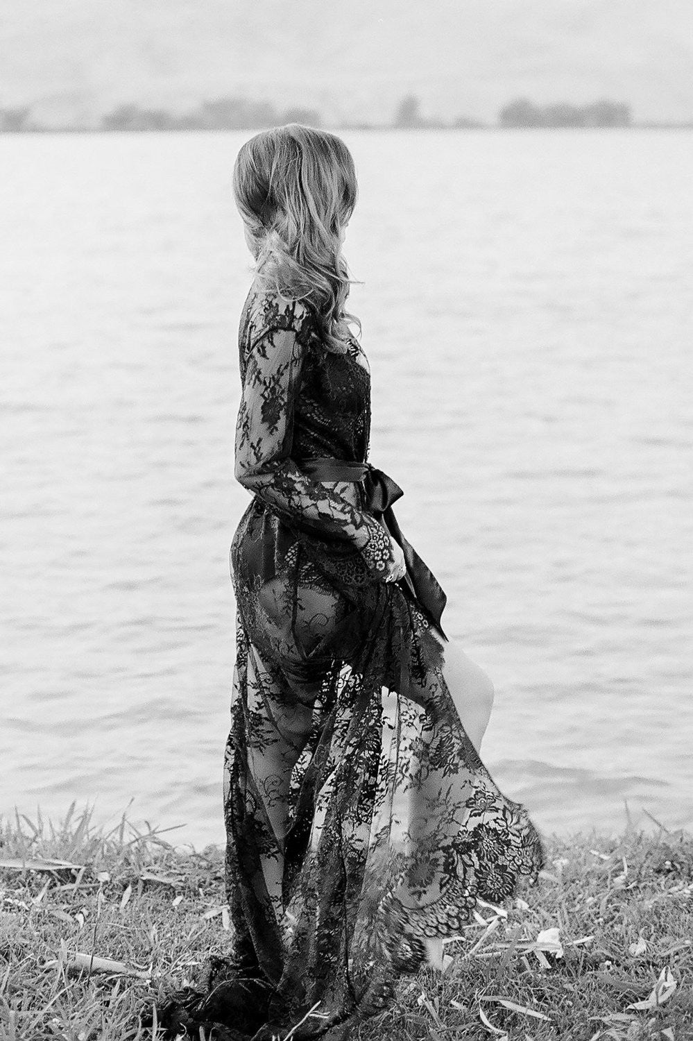 Elegant Black Swan Queen Bridal Lace Robe Gown with Scalloped Train - Perfect for Wedding, Bridal Shower & Photoshoots