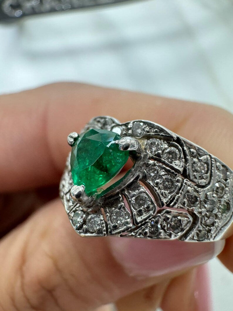 0.90tcw 14K Gold Colombian Emerald Trilliant Cut Diamond Cluster Statement Ring for Women - Elegant Jewelry Gift for Anniversary, Engagement & Special Occasions