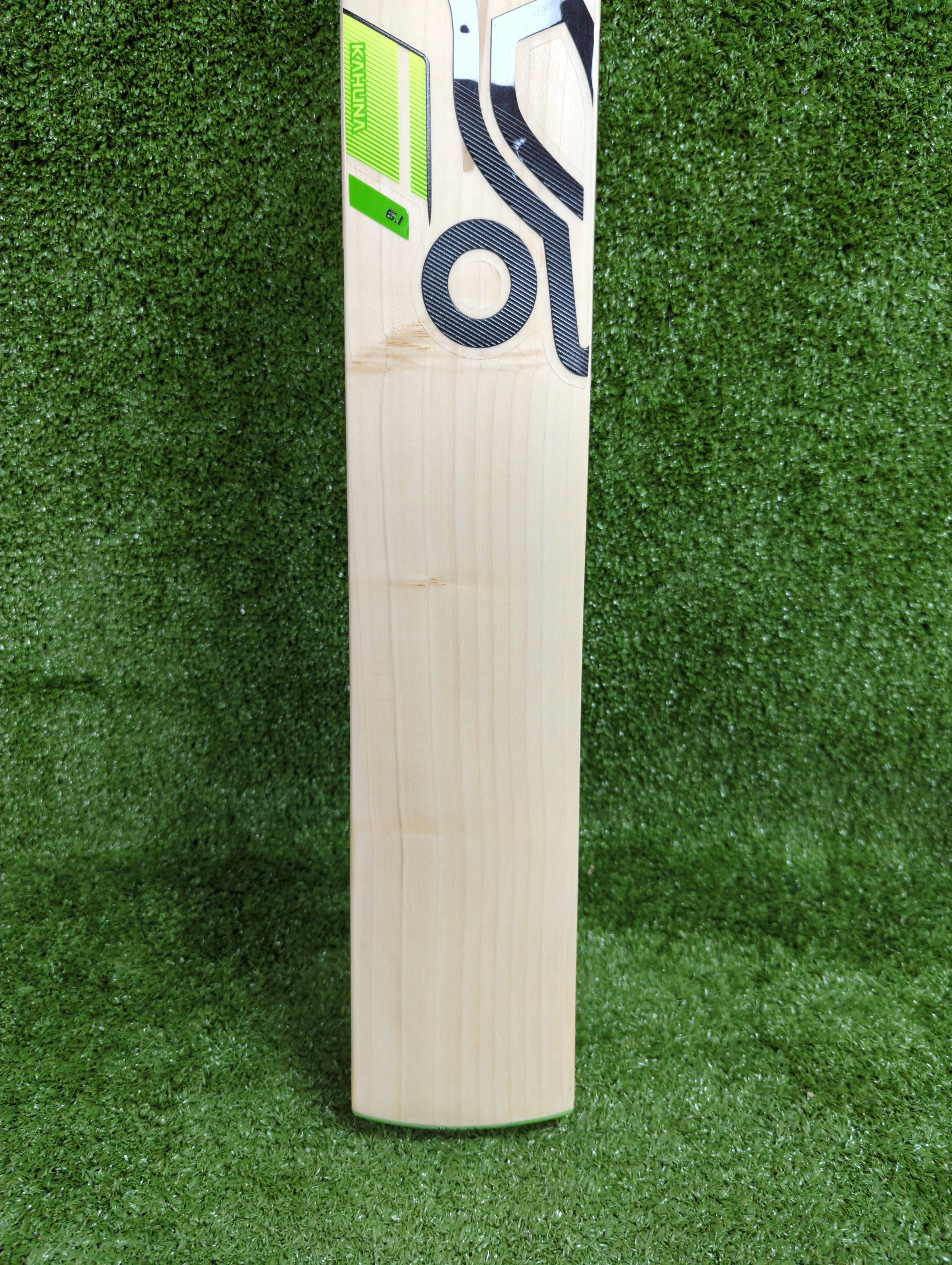 Kookaburra Kahuna 6.1 English Willow Cricket Bat - Premium Professional Grade for Adult Players - Perfect for Matches, Training & Club Cricket