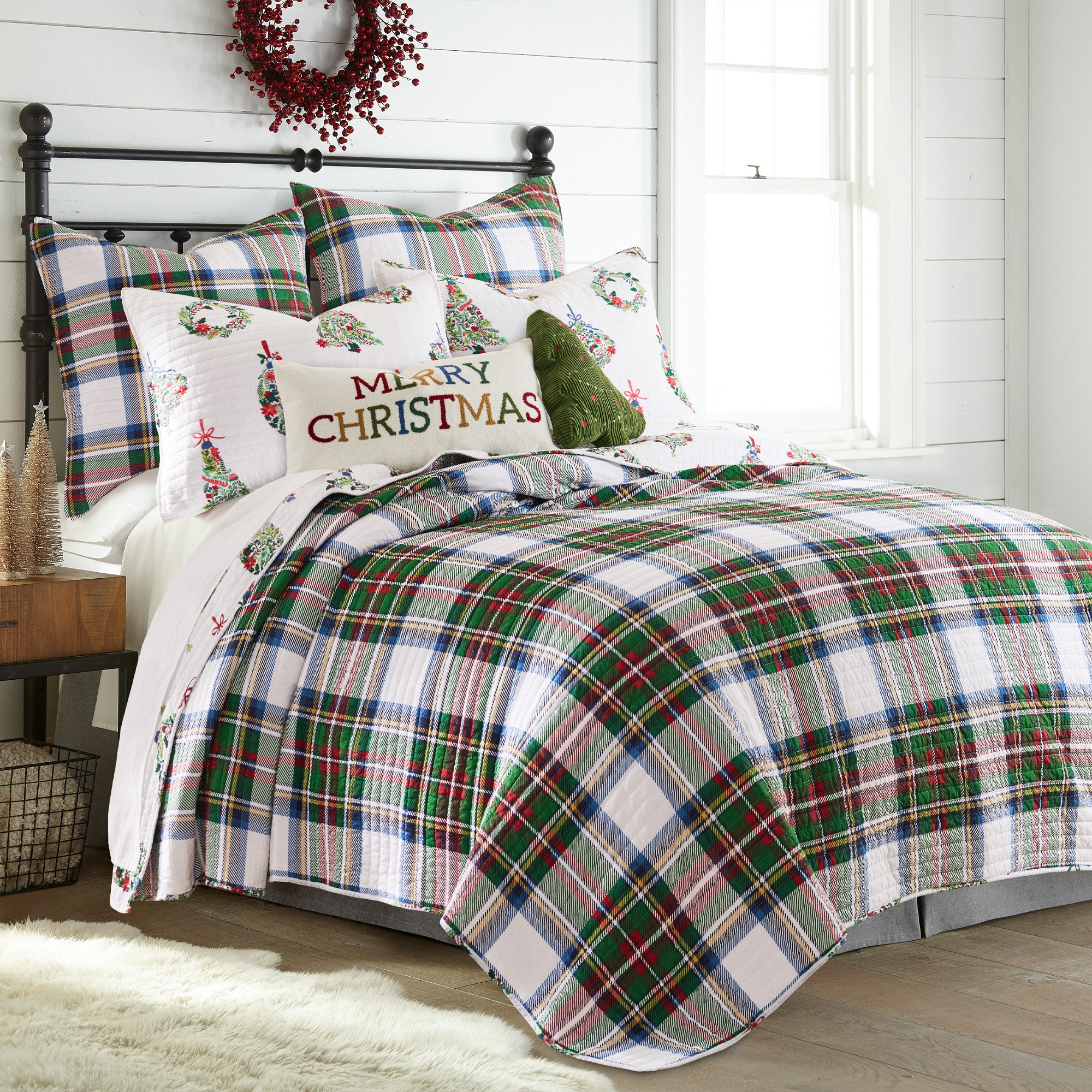 Festive Christmas Baubles Quilt Set - Holiday Themed Bedding for Cozy Winter Nights - Perfect for Bedroom Decor & Seasonal Home Styling