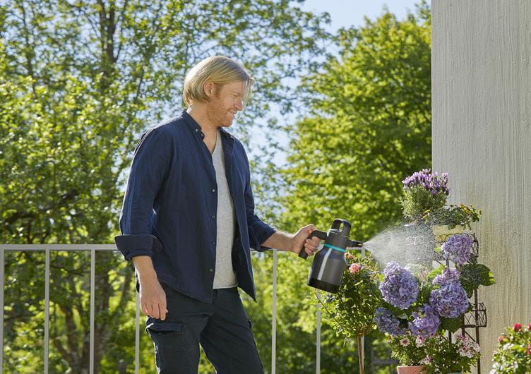 Gardena 1.25L Pressure Sprayer 11120-20 - Handheld Garden Spray Bottle for Plants, Cleaning & Pest Control | Indoor & Outdoor Use