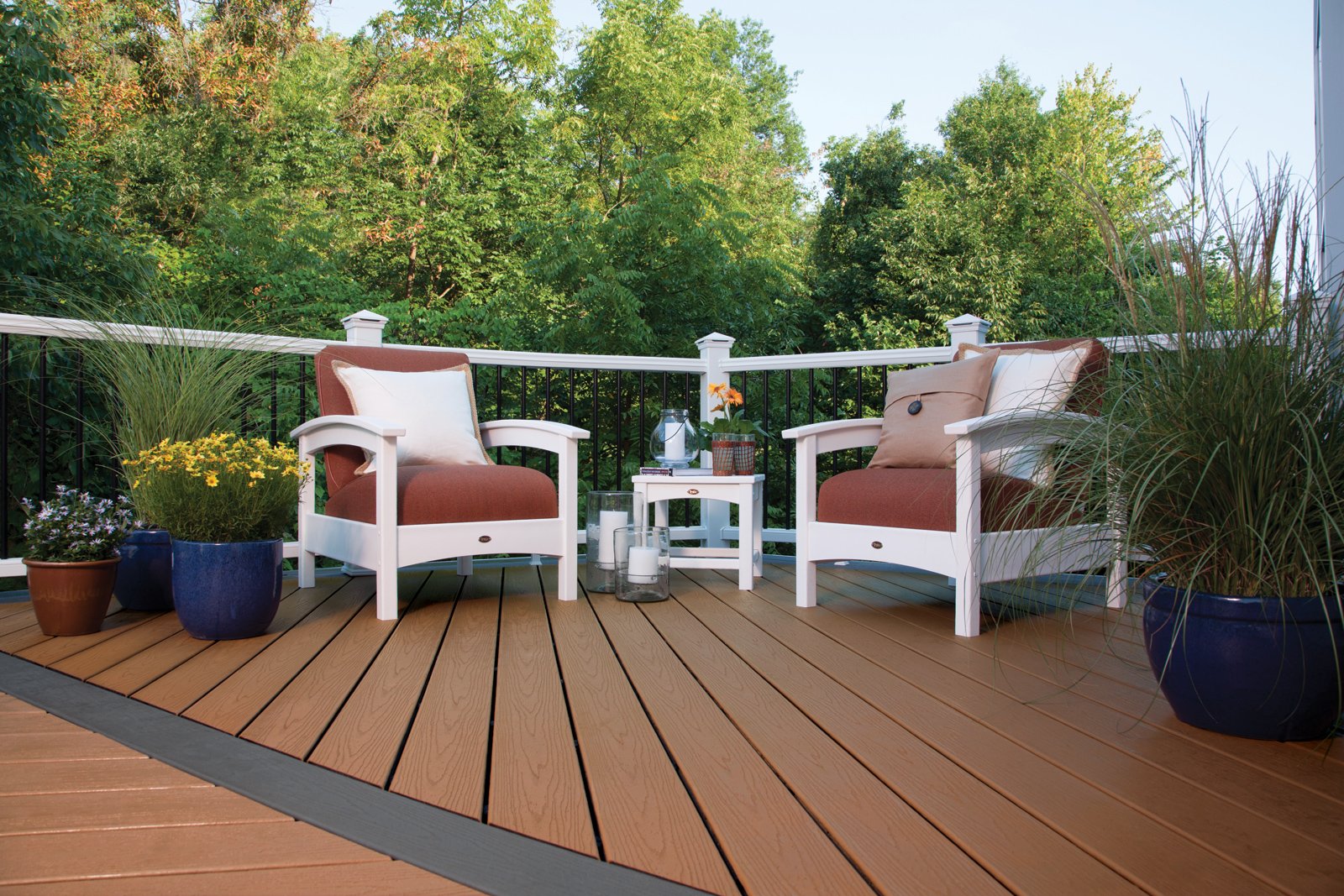 Trex Outdoor Furniture Rockport Club 18-Inch Side Table in Classic White - Perfect for Patio, Deck, Poolside & Garden Decor