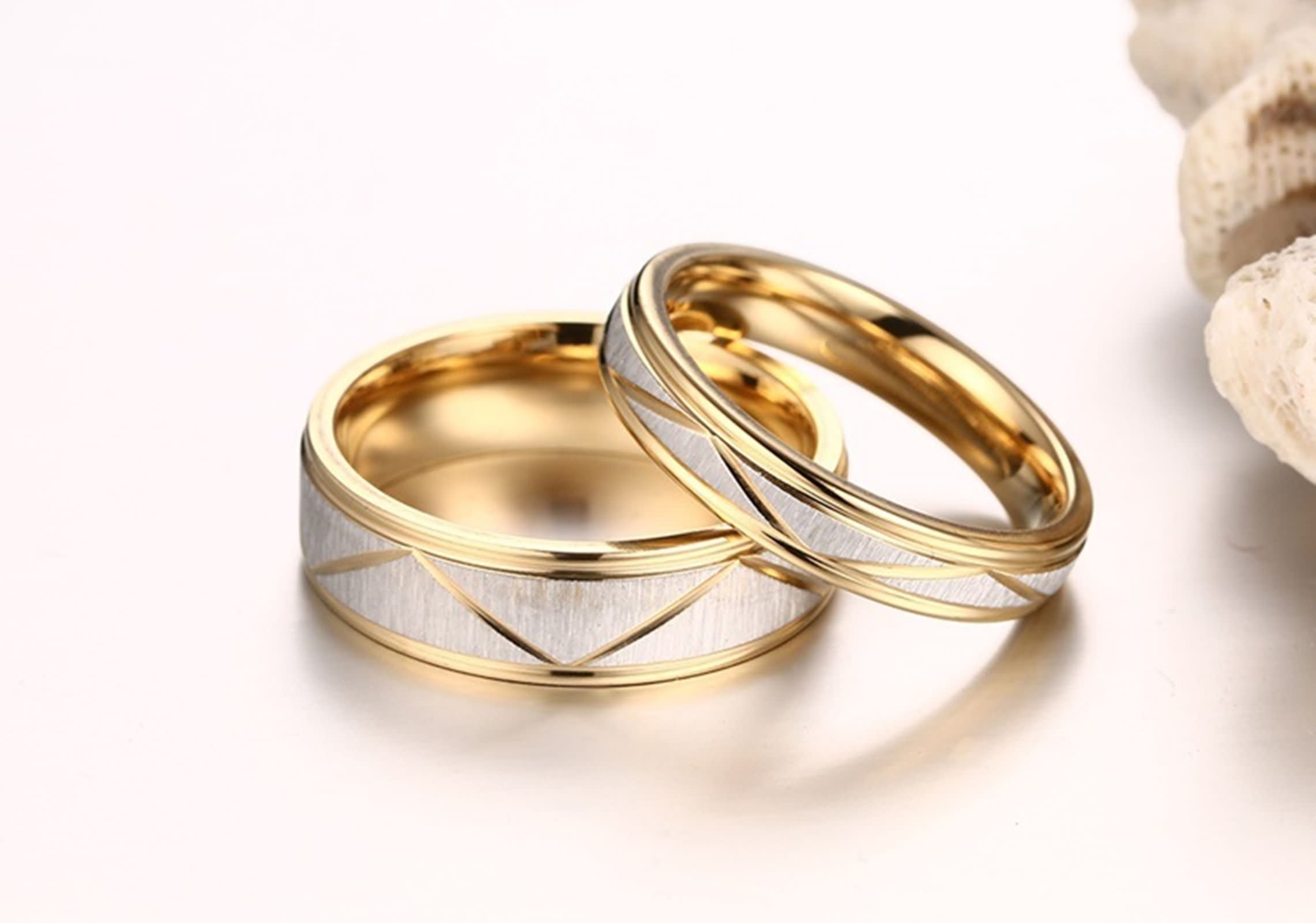 Knsam Stainless Steel Gold Band Ring - Durable & Hypoallergenic Wedding & Engagement Ring for Men & Women - Perfect for Proposals, Anniversaries & Everyday Wear