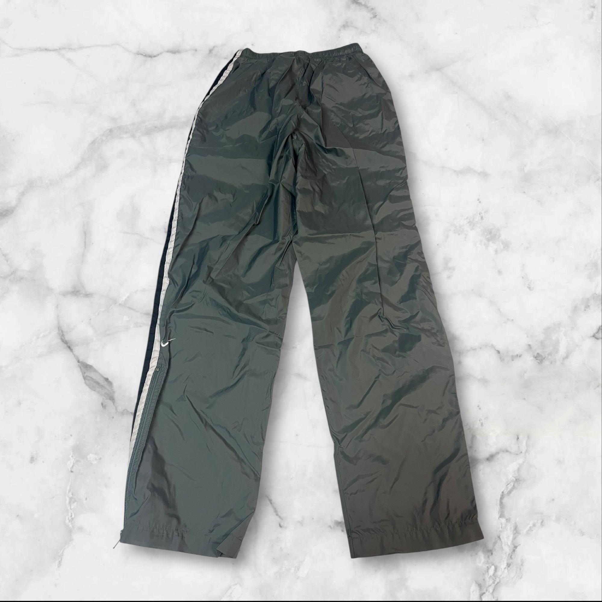 Vintage Nike Trackpants - Baggy Fit Men's Joggers S 2208 | Retro Athletic Pants for Casual Wear, Street Style & Gym Workouts
