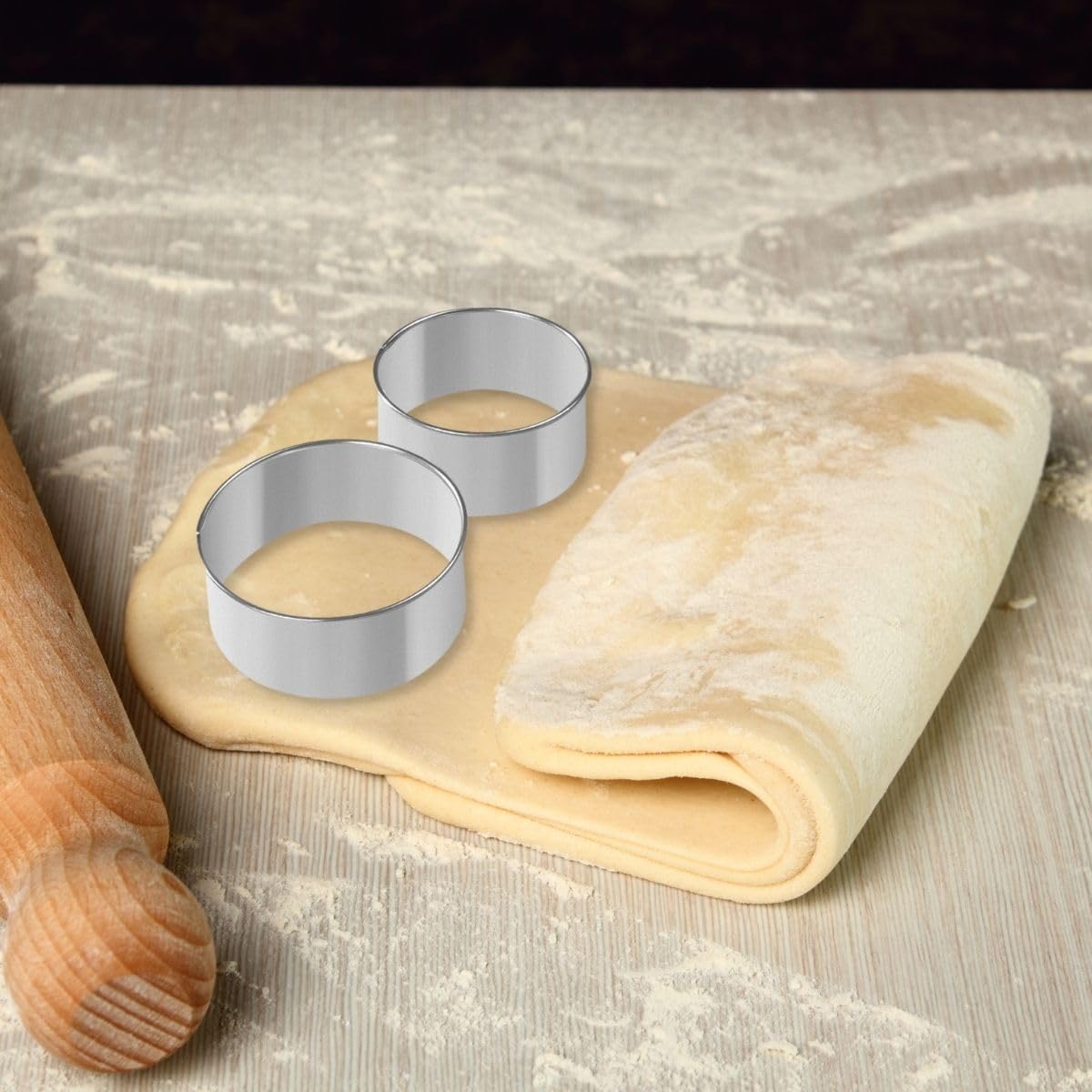Fackelmann Metal Dough Cutters Set of 2 - 8cm & 9cm Multicolor Baking Tools for Cookies, Pastry, and Pie Crust | Perfect for Home Bakers and Professional Kitchens