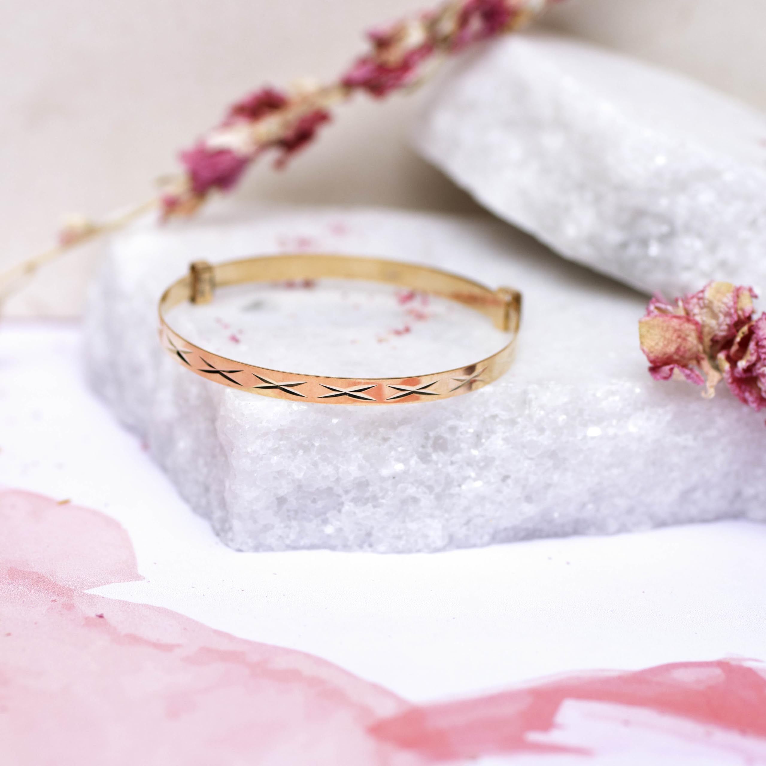 Carissima 9ct Yellow Gold Diamond-Cut Adjustable Baby Bangle (3.6-5cm) – Perfect for Christening Gifts & Newborn Jewelry