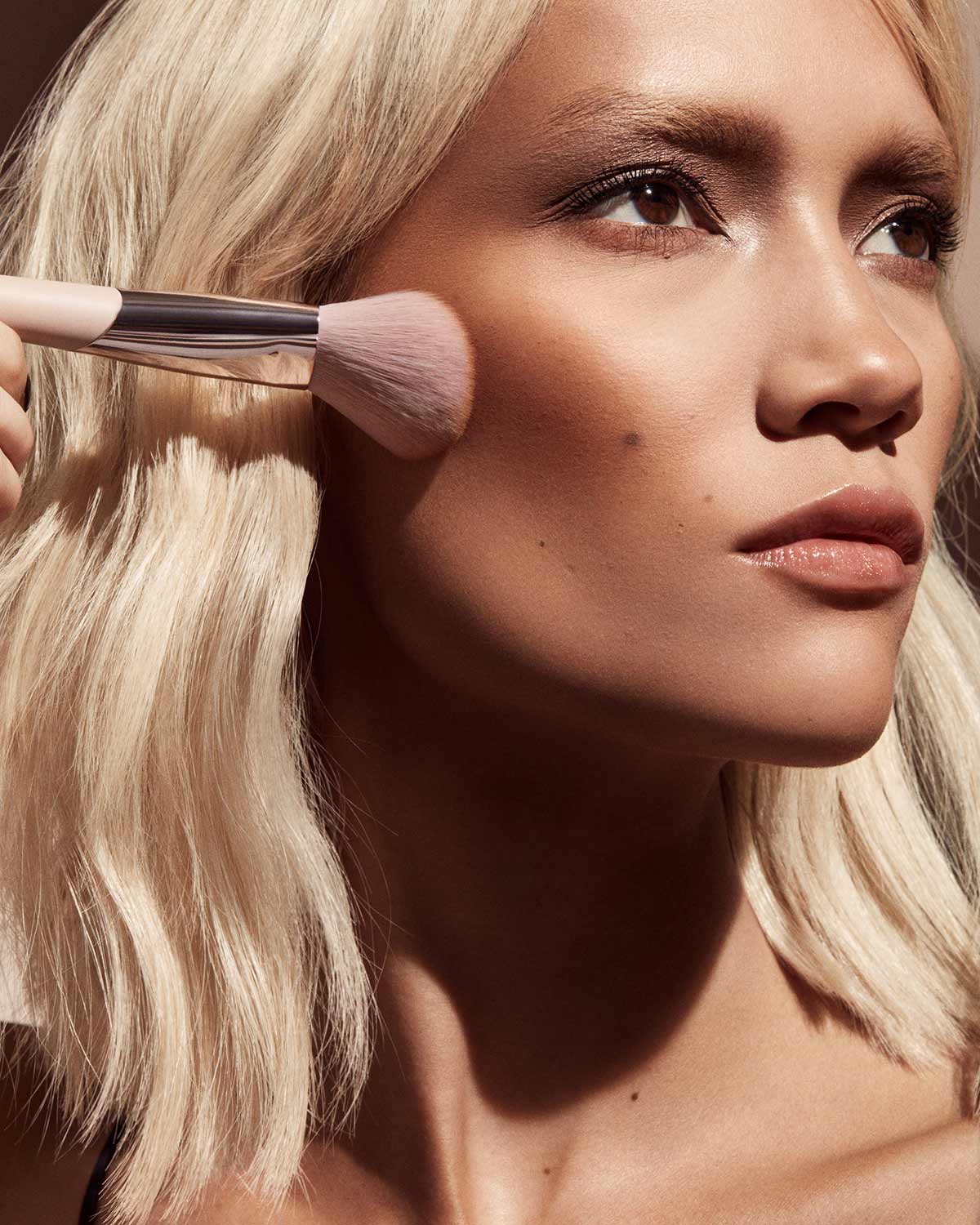 Professional Sculpting Bronzer Brush 195 - Soft Angled Contour Makeup Brush for Face & Cheekbones - Perfect for Contouring, Highlighting & Blending - Ideal for Professional Makeup Artists & Beauty Enthusiasts