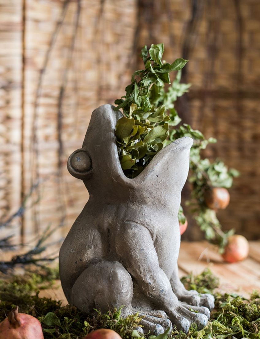 Unique Frog Flower Pot for Garden Decor - Cute Frog Statue, Modern Animal Sculpture for Outdoor Gardens, Creative Villa & Patio Decorating Ideas - Perfect for Backyard, Lawn & Landscape Design
