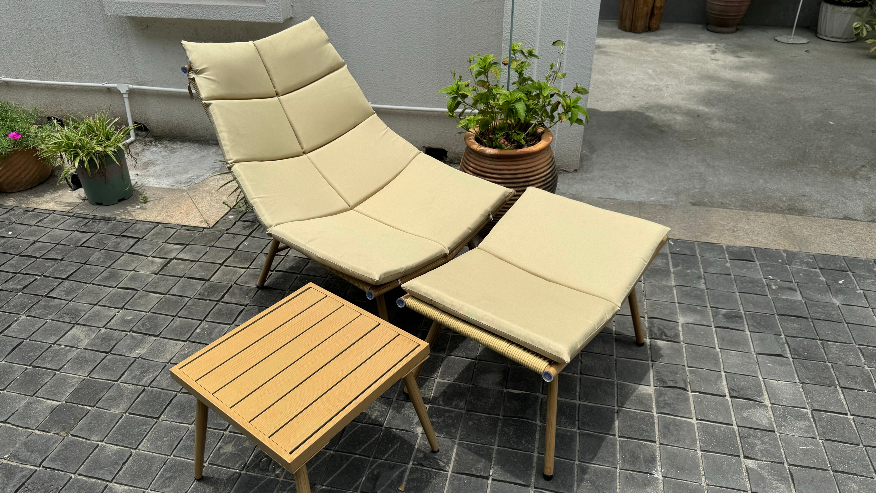 Wooden Chaise Lounge Chair with Side Table - Indoor & Outdoor Alloy Frame Recliner (380lbs Capacity) - Perfect for Camping, Gaming, Lunch Breaks, Garden Parties & Sunbathing