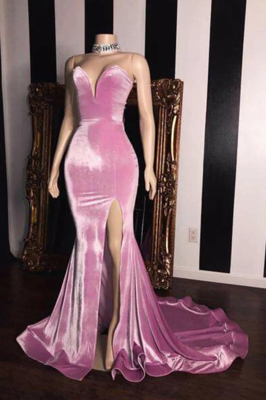 Sexy Burgundy Velvet Wedding Guest Dress V Neck Mermaid Prom Gown for Women - Perfect for Evening Parties, Cocktail Events & Formal Occasions