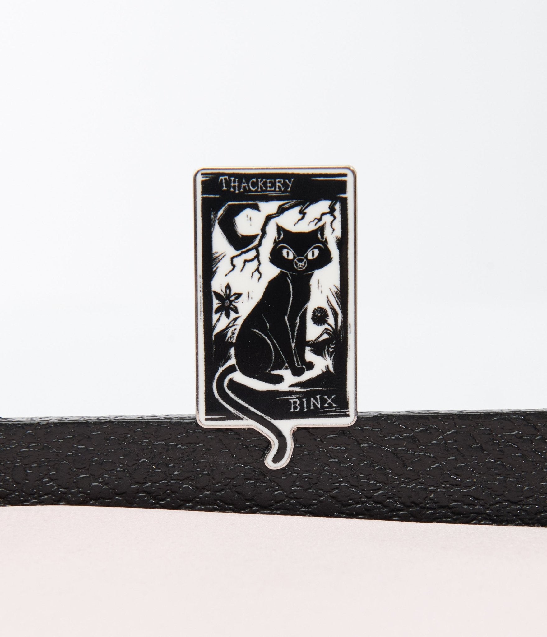Disney Hocus Pocus Binx Cat Enamel Pin - Vintage Style Collectible Badge for Cosplay, Backpacks & Jackets - Perfect Gift for Halloween & Disney Fans