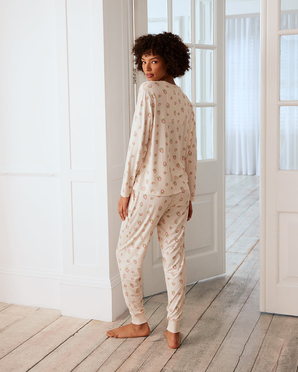 Strawberry Print Long Sleeve Pajama Set for Women - Soft & Comfortable Sleepwear for Nighttime & Lounge Wear