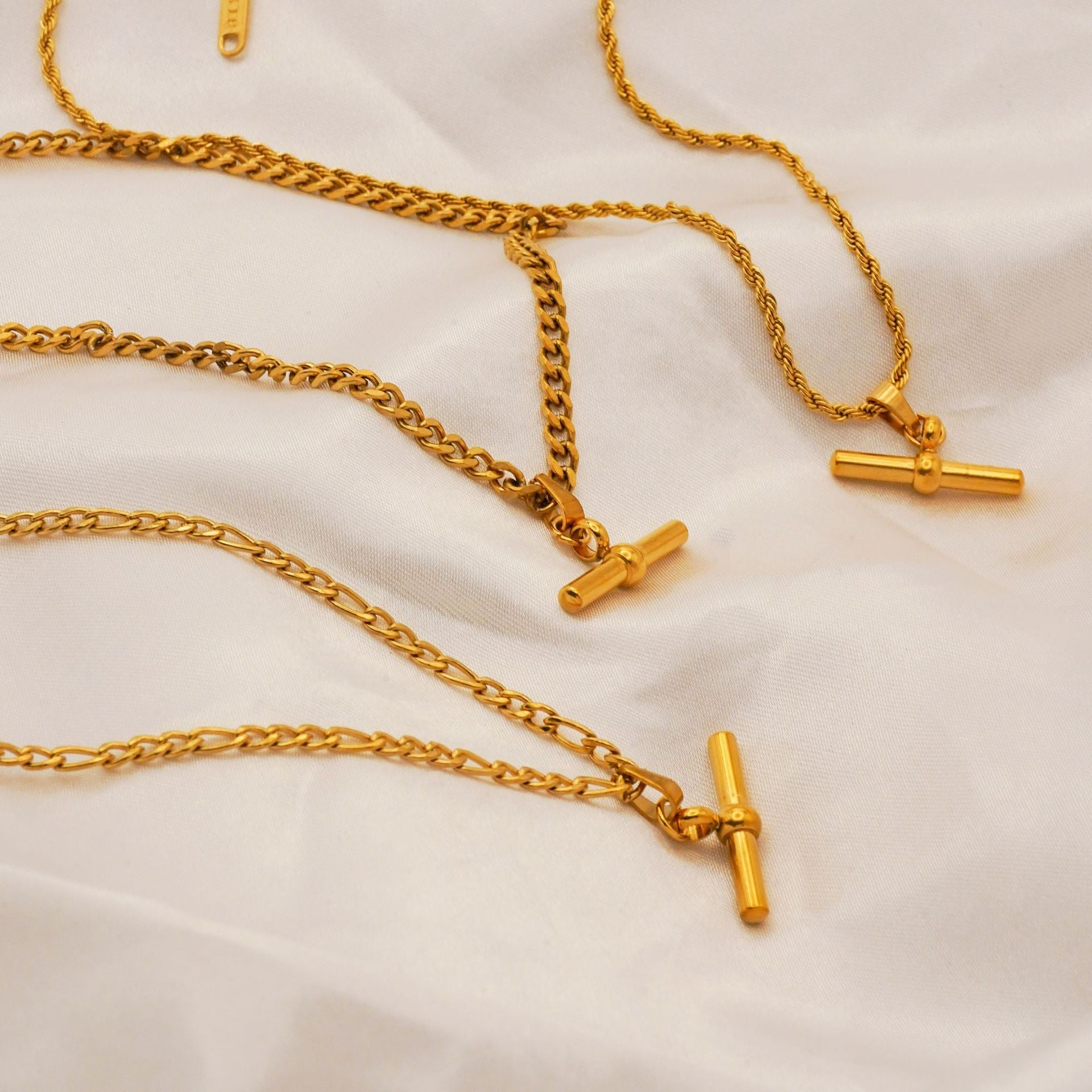 18K Gold Plated T Bar Pendant Figaro Chain Necklace for Men & Women - Elegant Watch Accessory | Perfect for Formal Events, Weddings & Gifts | JDN738