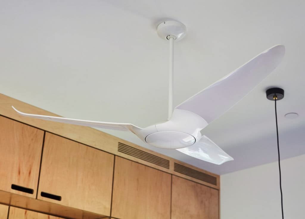IC/Air3 DC 56英寸白色光泽吊扇配白色叶片和遥控器，适用于客厅、卧室和办公室