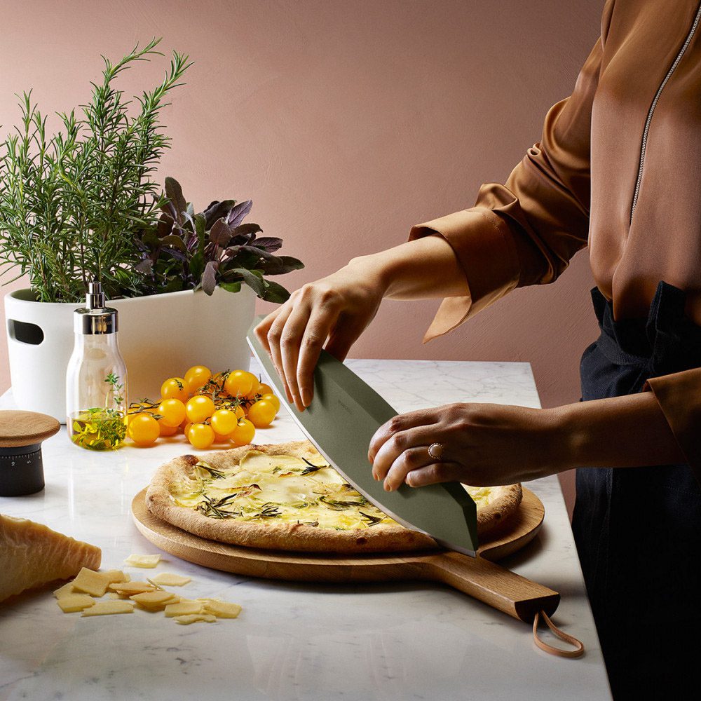 EVA SOLO Green Tool Pizza Knife & Herb Cutter - Stainless Steel Blade, Ergonomic Handle for Easy Slicing - Perfect for Pizza Parties, Herb Gardens & Kitchen Prep