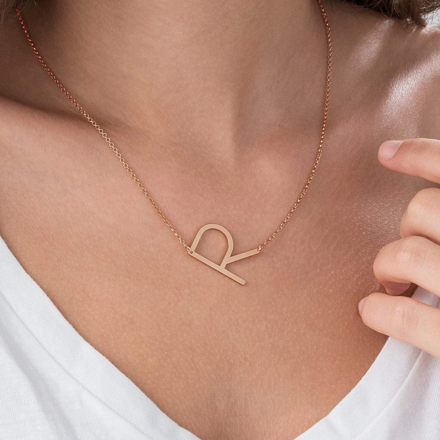 Oak&Luna Personalized Initial Necklace - Dainty Custom Name Jewelry for Women - Elegant Gift for Her, Christmas, Birthday, Mother's Day - Perfect for Everyday Wear, Date Nights & Special Occasions