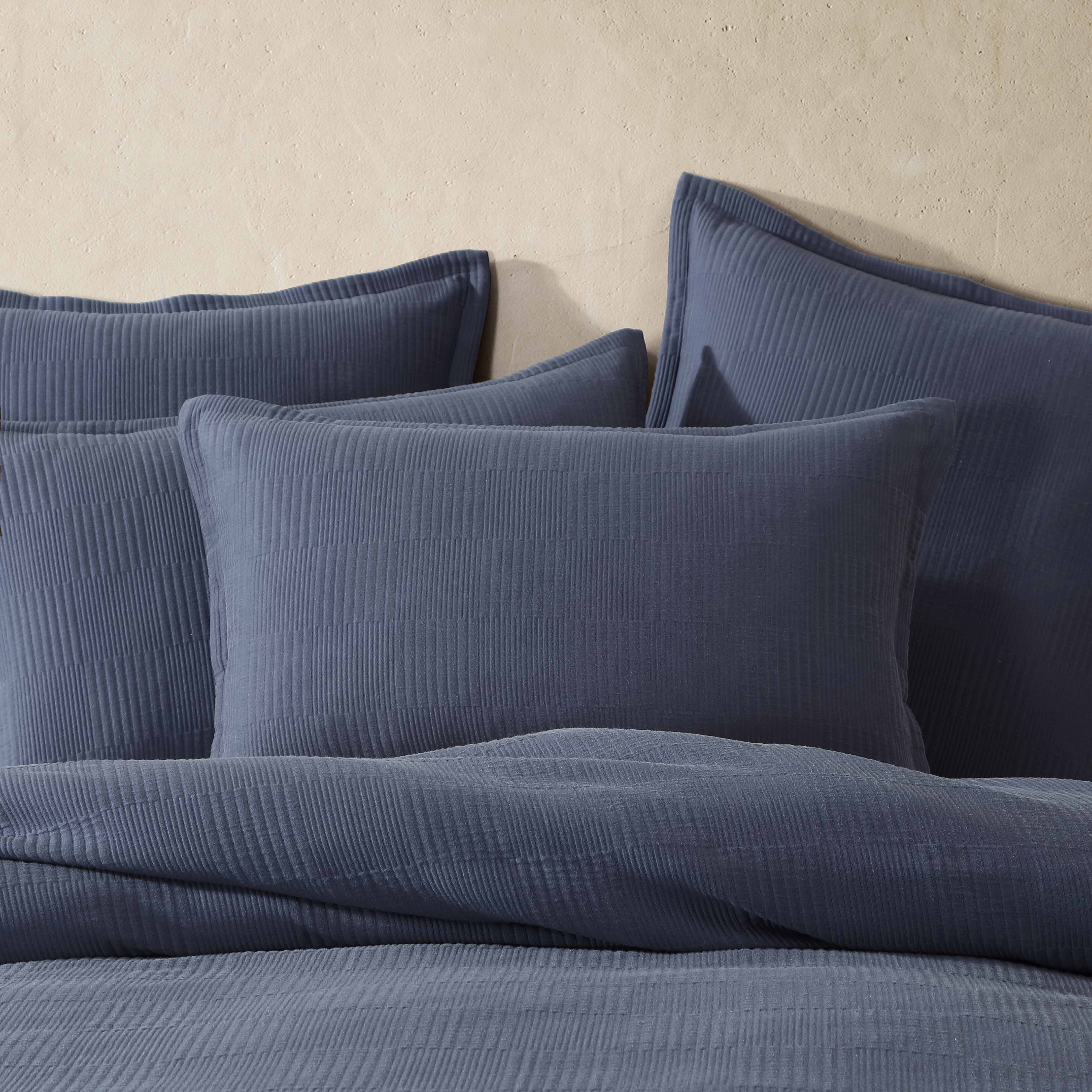 Luxury Caspian Indigo Quilt Cover Set - King Size Bedding by Logan & Mason Platinum - Soft & Breathable for Ultimate Comfort - Perfect for Master Bedrooms, Guest Rooms & Hotel Luxury Bedding
