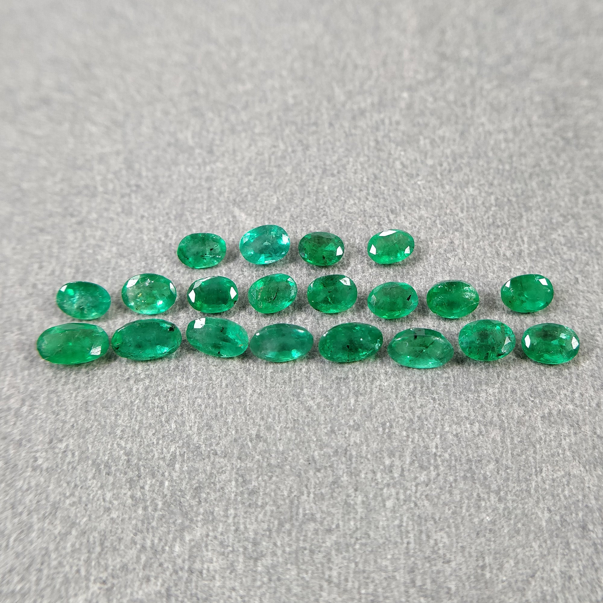 Natural Untreated Green Emerald Gemstone - 3.89cts Oval Cut (4x3mm & 5x3mm) 20pcs Set for Jewelry Making, Engagement Rings & Birthstone Collections
