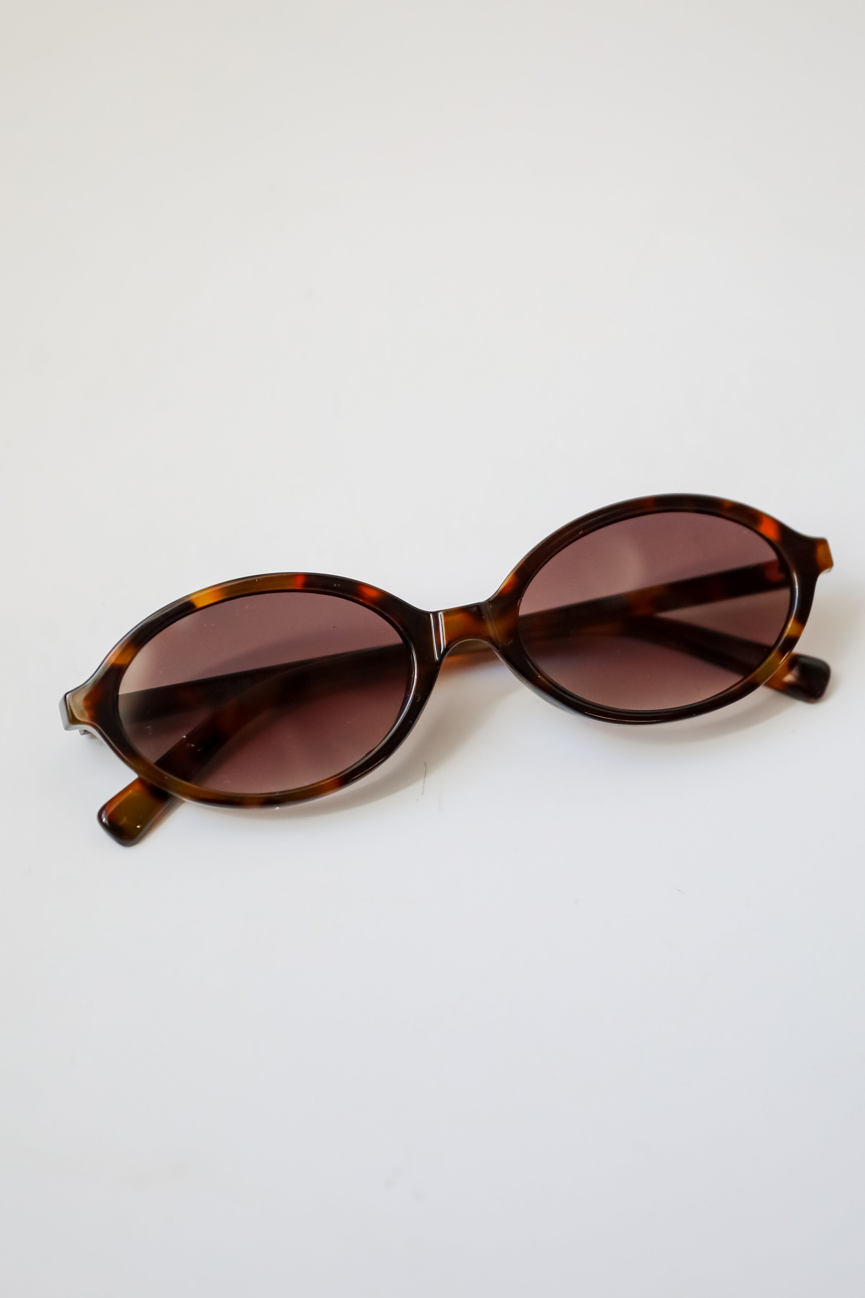 Comes In Waves Tortoise Oval Sunglasses - UV Protection Polarized Vintage Style for Women & Men - Perfect for Beach, Driving, and Outdoor Activities