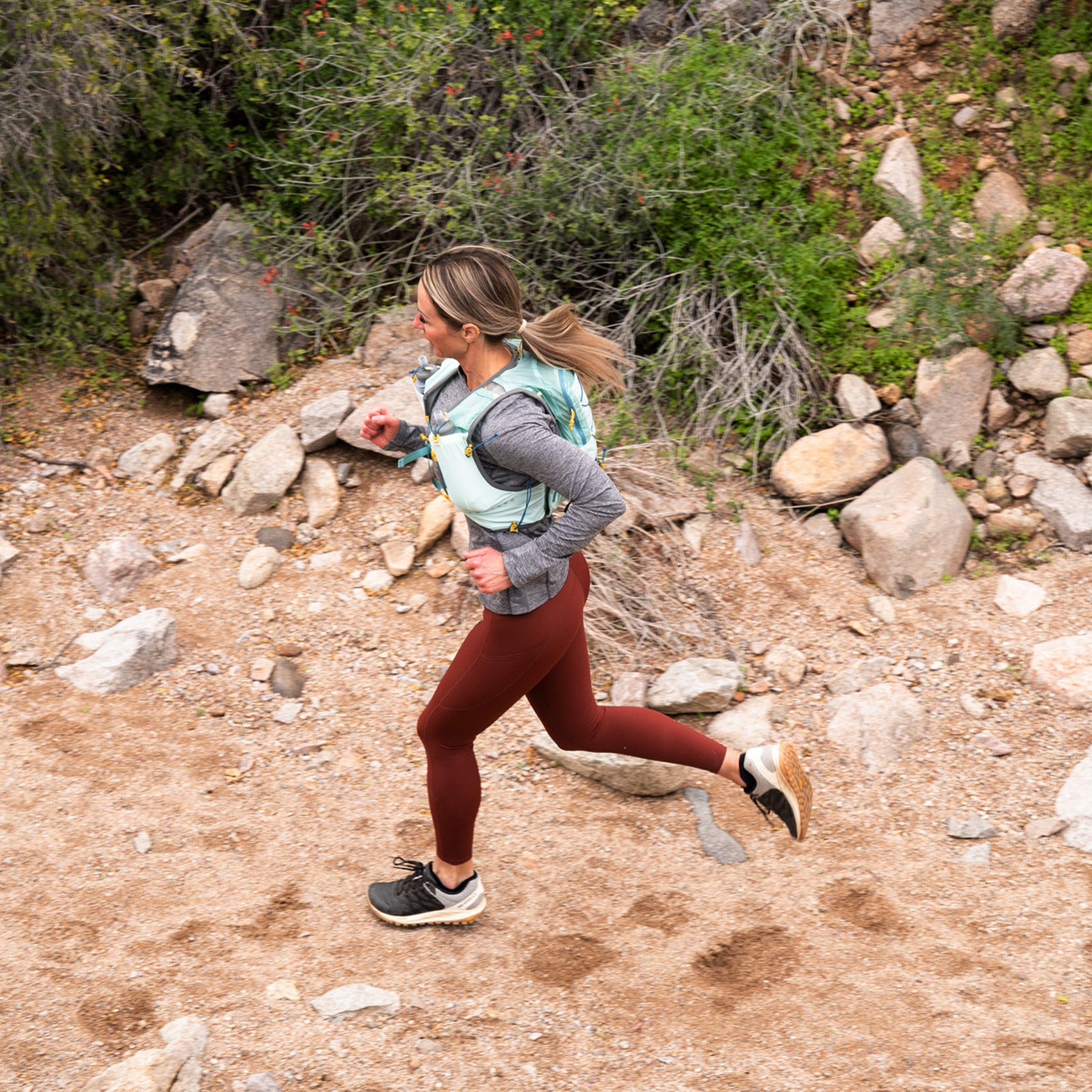 Ultimate Direction Women's Mountain Vesta 6.0 Hydration Running Vest - Lightweight Trail Running Pack for Hiking, Jogging & Outdoor Adventures