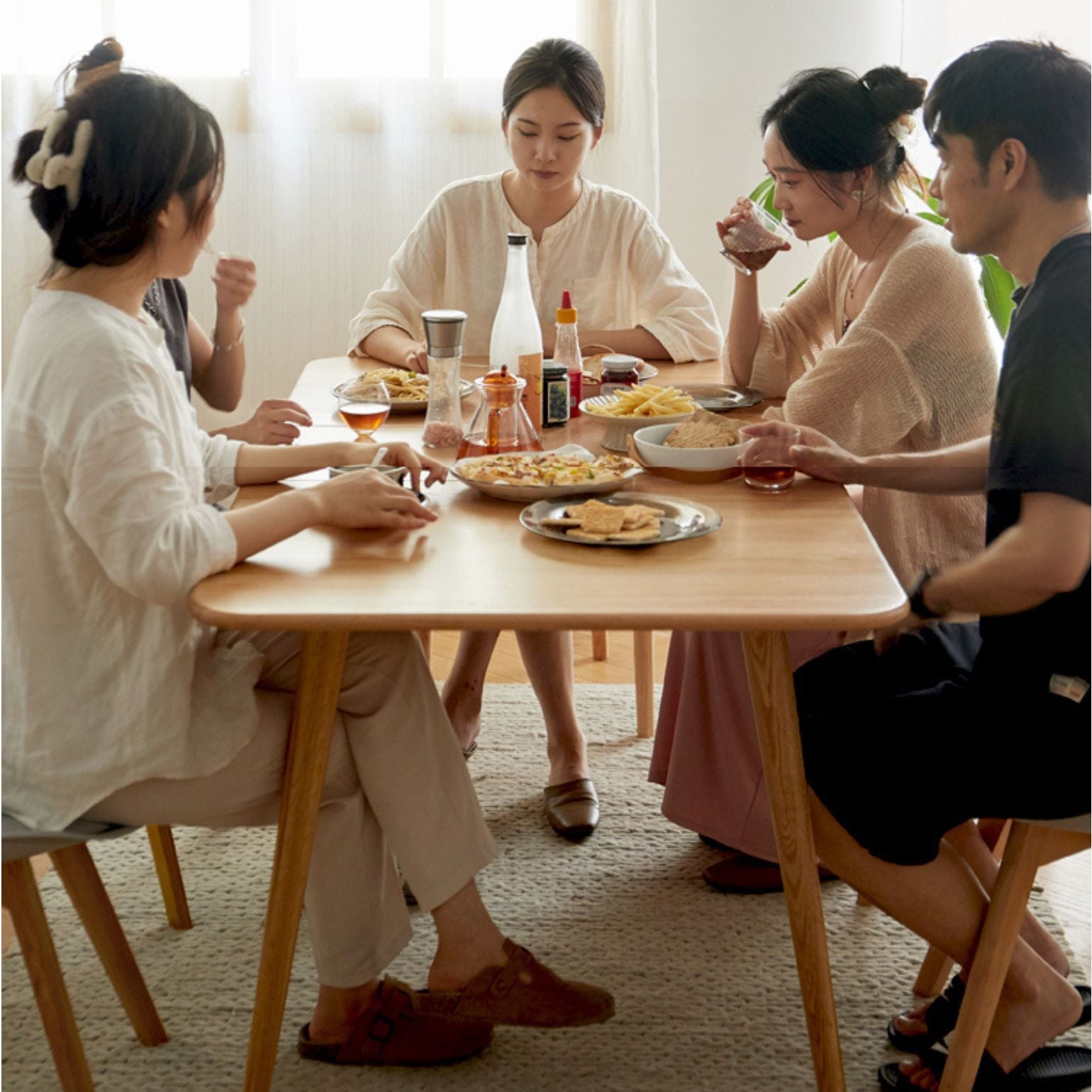 Solid Oak Wood Extendable Dining Table - Expandable for 6 to 8 People - Perfect for Small Spaces & Family Gatherings